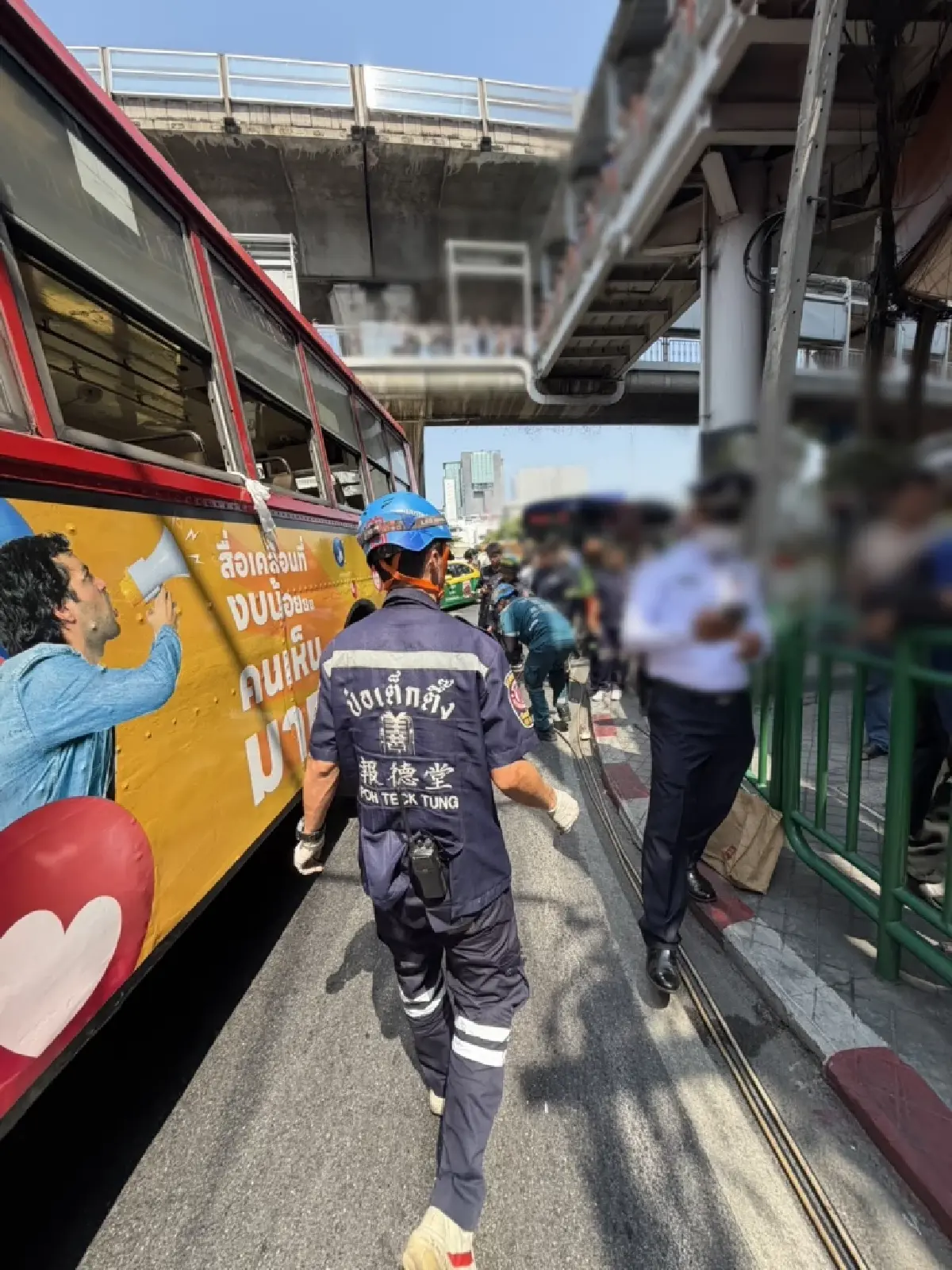 ด่วน! เกิดอุบัติเหตุ รถเมล์ชนคนติดใต้ท้องรถ ซอยราชวิถี 8 รถติดมาก