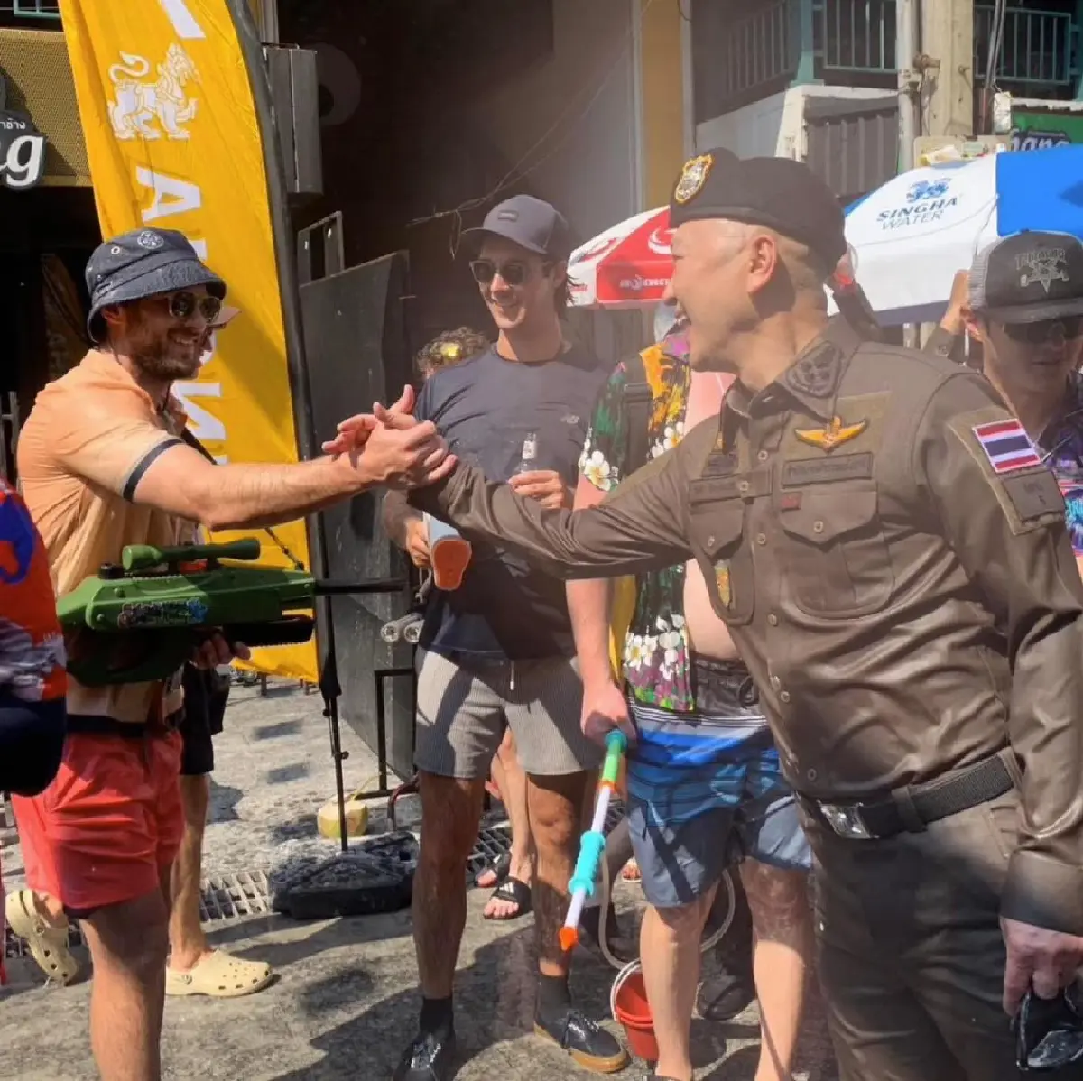 สงกรานต์ข้าวสาร - สีลม คึกคัก ยอดทะลุแสนคน ตำรวจเข้มดูแลความปลอดภัย