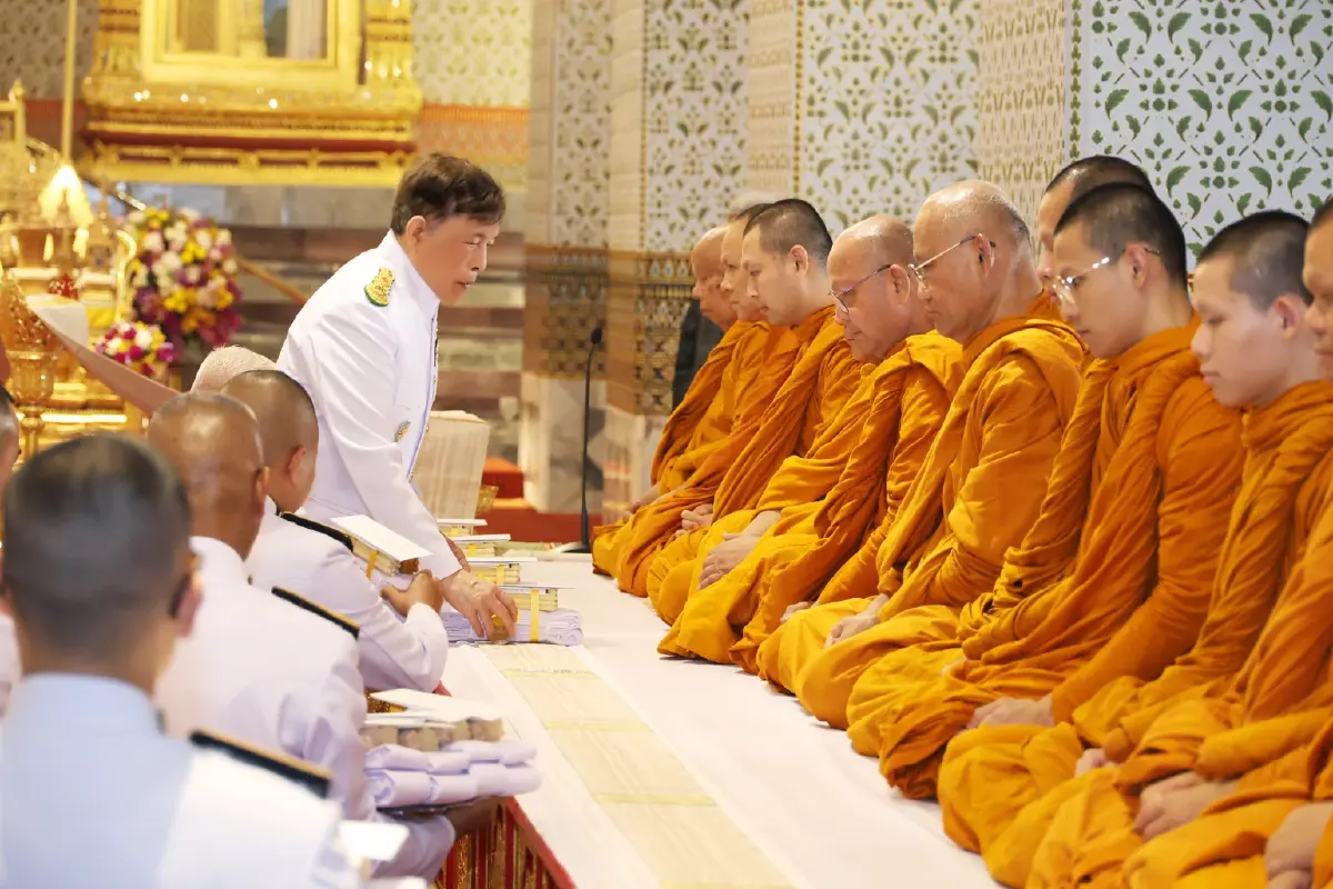 ในหลวง พระราชินี เสด็จฯ ไปทรงบำเพ็ญพระราชกุศลในการพระราชพิธีสงกรานต์ 2569