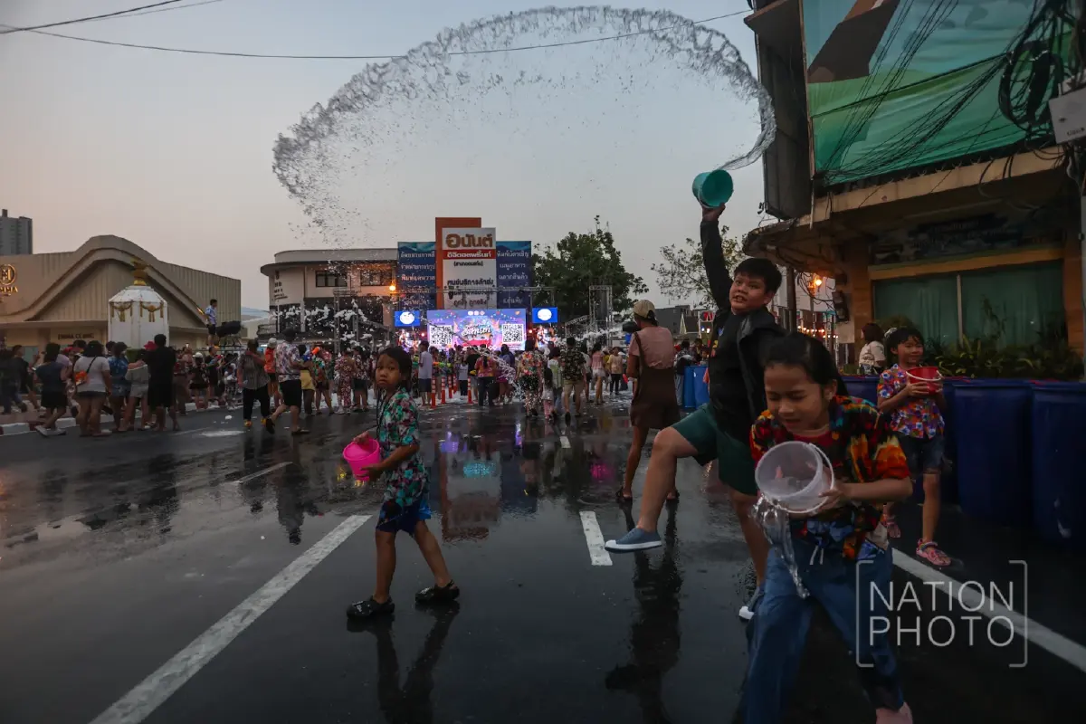 ม่วนกุ๊บ สงกรานต์ถนนข้าวเหนียว 2569 แห่เล่นน้ำ คลื่นมนุษย์ คึกคัก