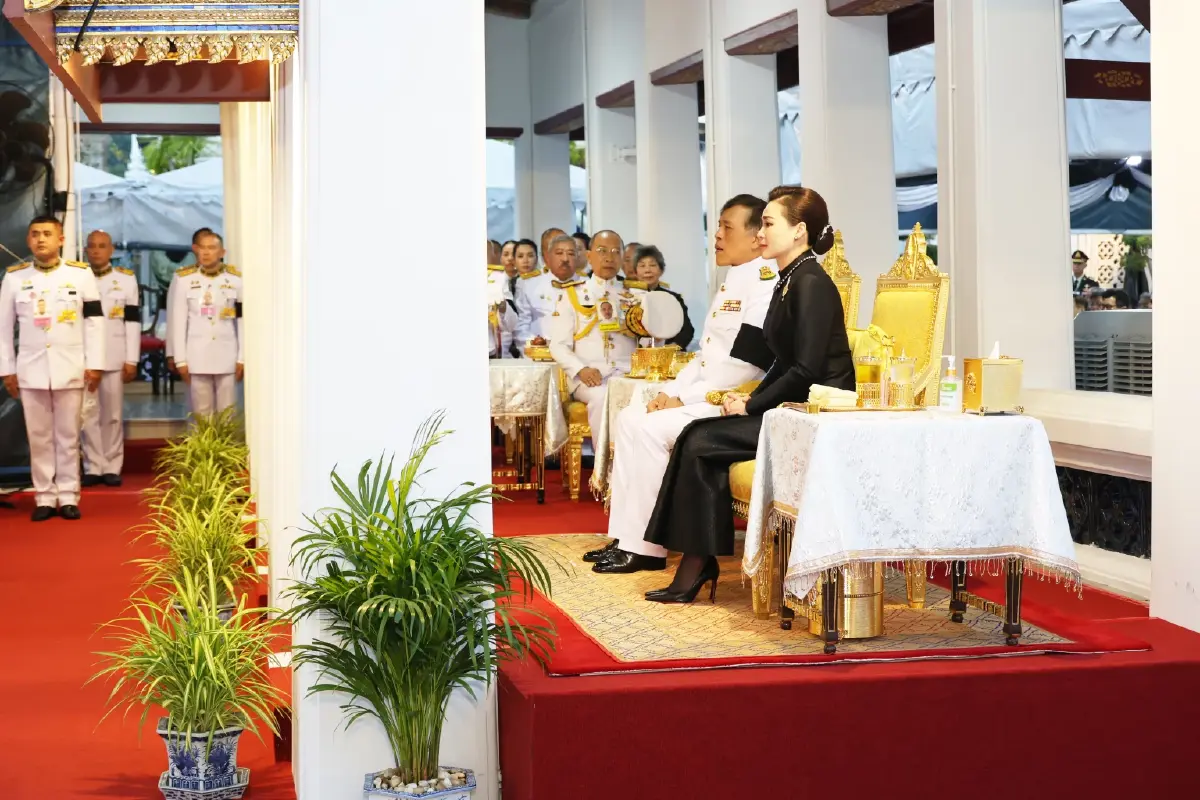 ในหลวง-พระราชินี เสด็จฯ ไปในพิธีบำเพ็ญกุศลทักษิณานุปทาน (กงเต็ก) ถวายพระบรมศพฯ