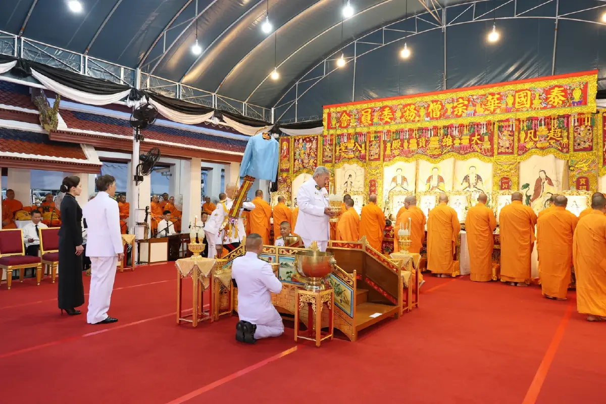 ในหลวง-พระราชินี เสด็จฯ ไปในพิธีบำเพ็ญกุศลทักษิณานุปทาน (กงเต็ก) ถวายพระบรมศพฯ