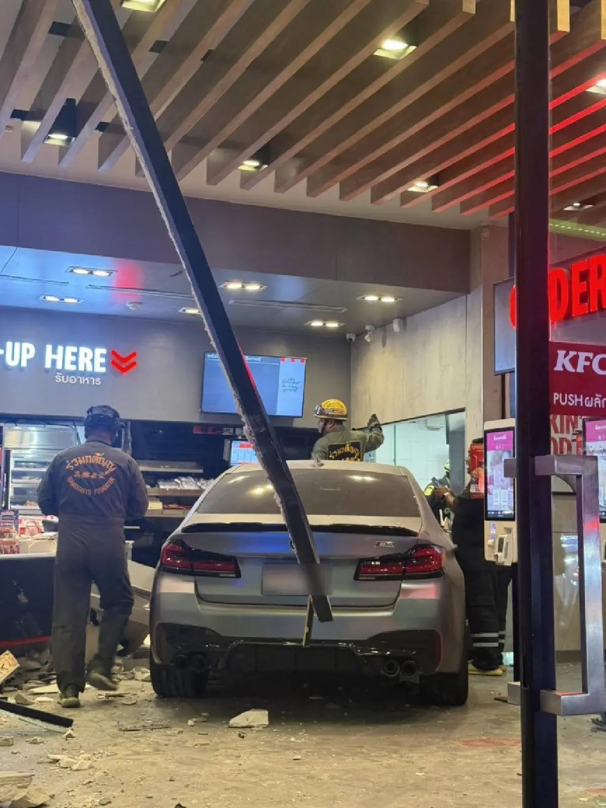 ระทึก รถเก๋งพุ่งชนร้านไก่ทอด KFC มีผู้บาดเจ็บหลายราย จนท.เร่งช่วยเหลือ