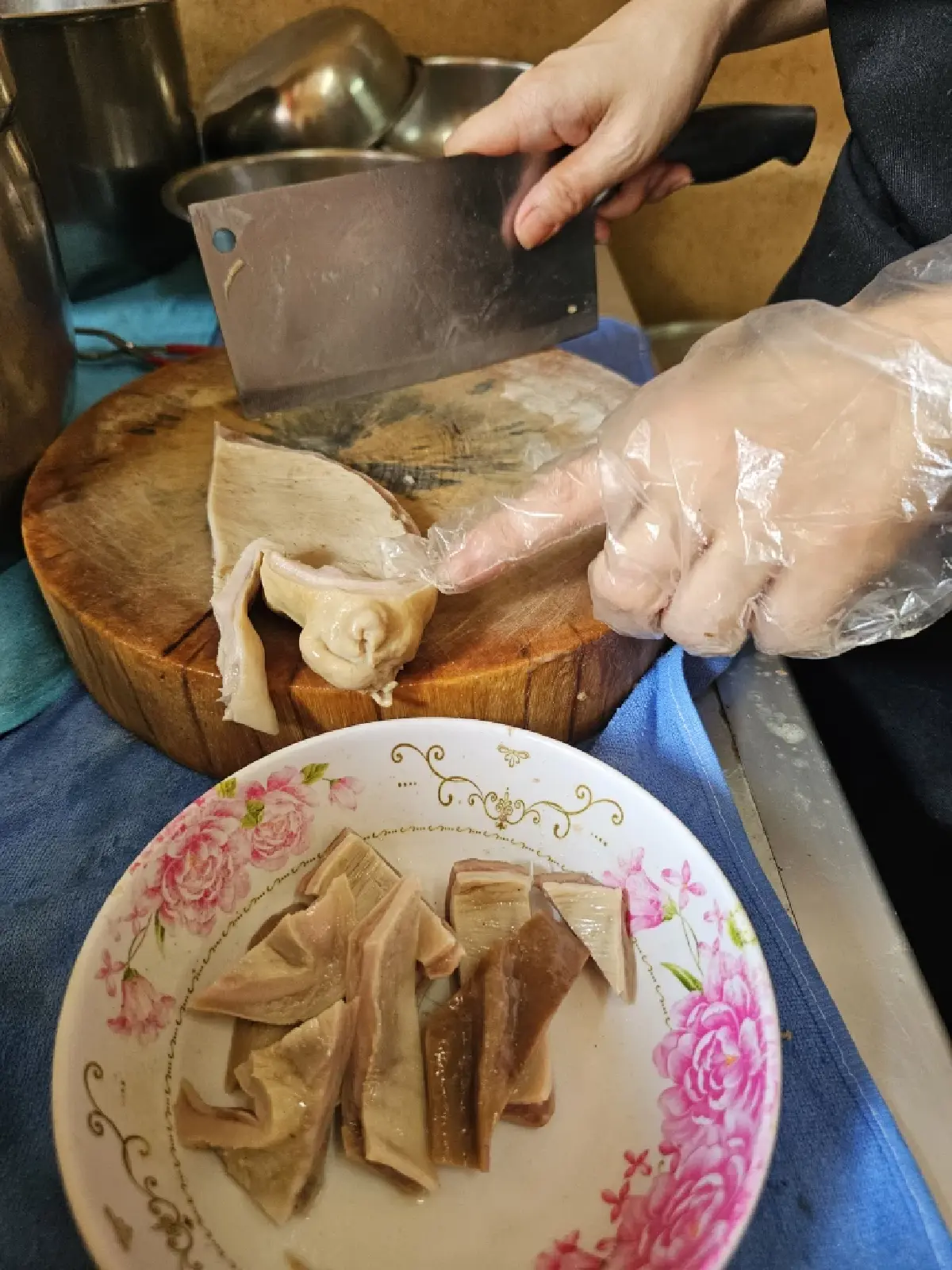 'ข้าวต้มเป็ดเฮียเนี้ยว' เจ้าเก่า 67 ปี วงเวียน 22 สู่ ตลาดนางเลิ้ง