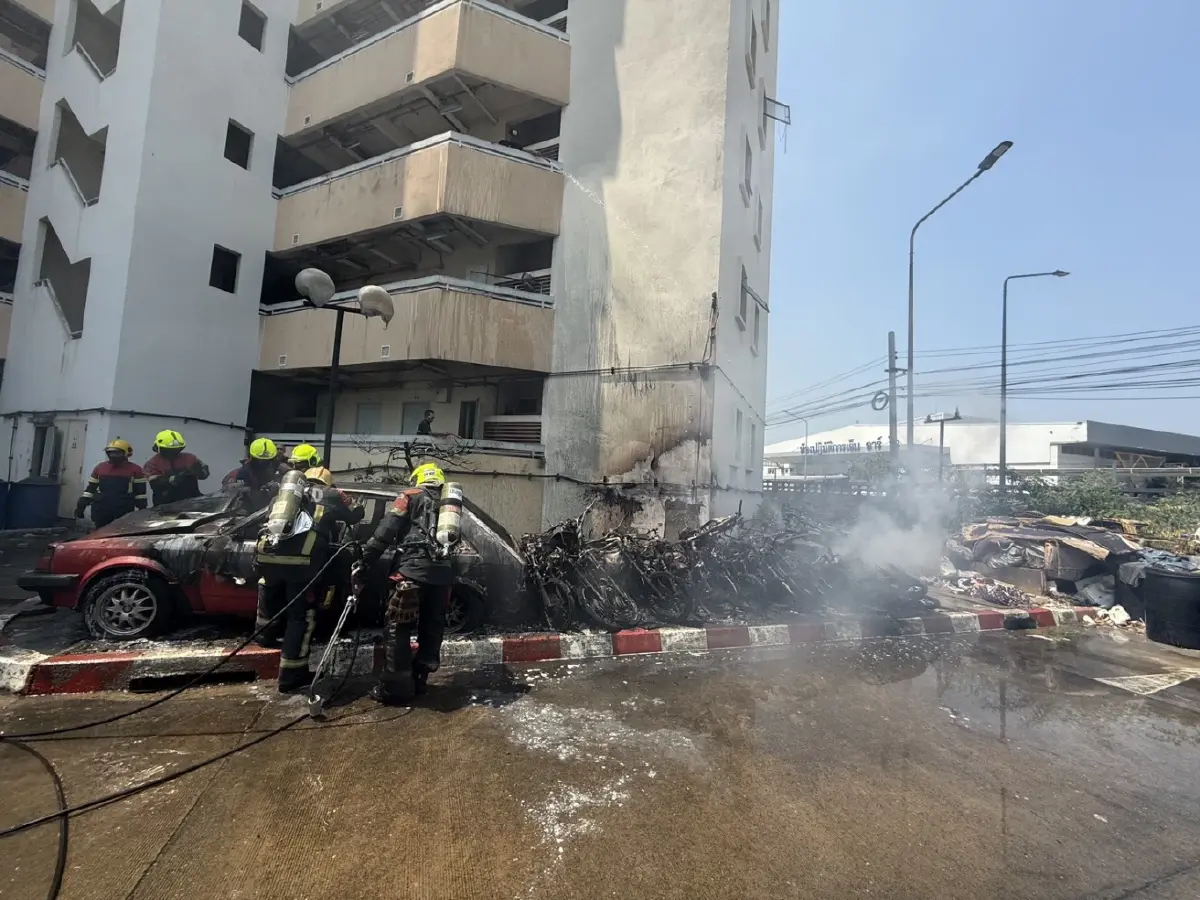 ด่วน! ไฟไหม้รถจักรยานยนต์นับสิบคัน ลามเก๋งพังยับ ซอยแจ้งวัฒนะ 5