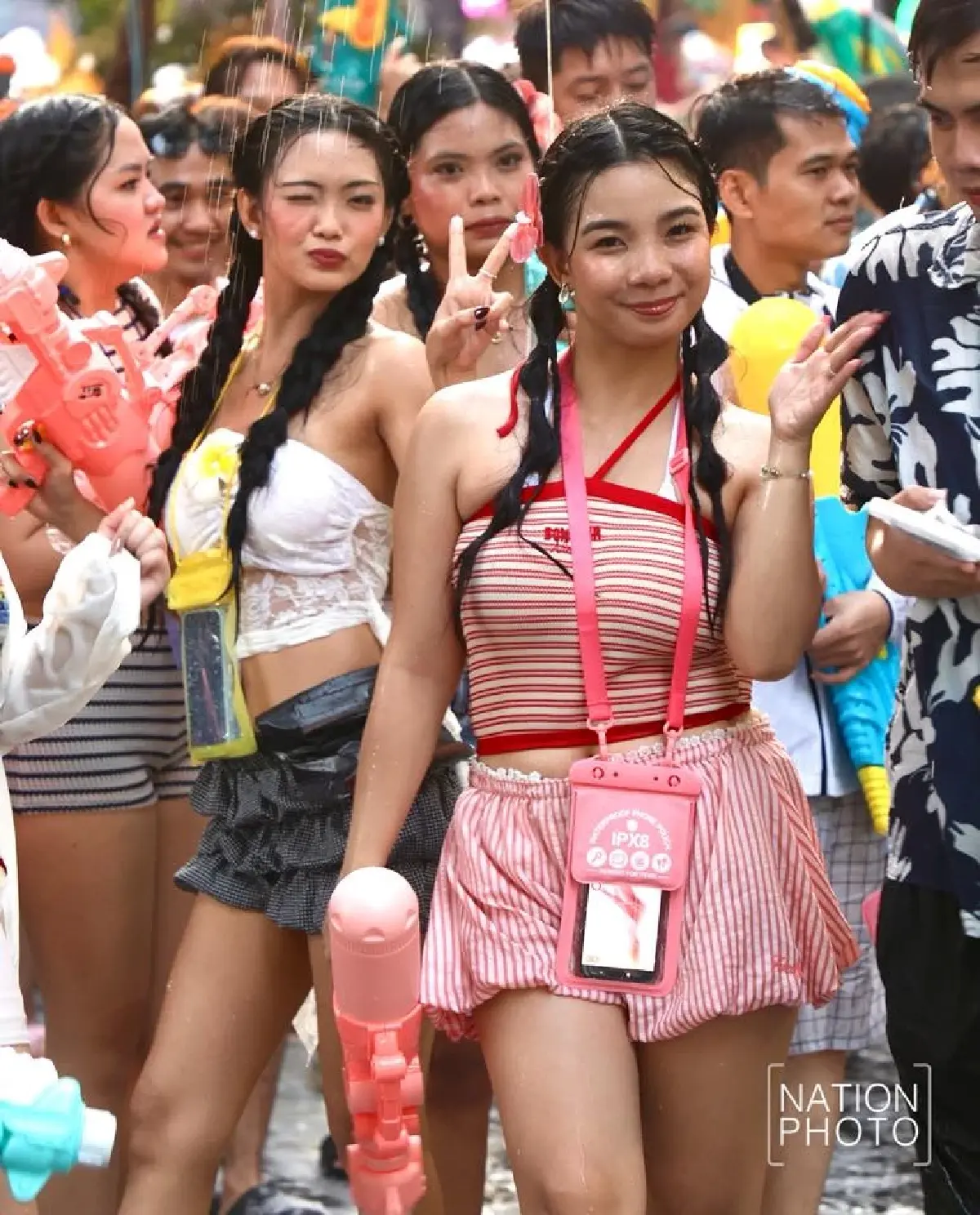 ประมวลภาพ สงกรานต์สีลม 2569 วันสุดท้าย คนไทย-ต่างชาติแห่เล่นน้ำทะลุ 2 แสนคน