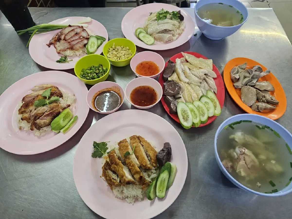 ‘มงคลวัฒนาข้าวมันไก่’  เจ้าเก่าสะพานควาย ไก่นุ่ม น้ำจิ้มรสเด็ด