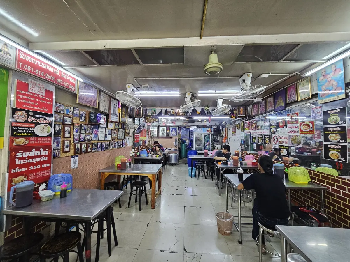 ‘มงคลวัฒนาข้าวมันไก่’  เจ้าเก่าสะพานควาย ไก่นุ่ม น้ำจิ้มรสเด็ด