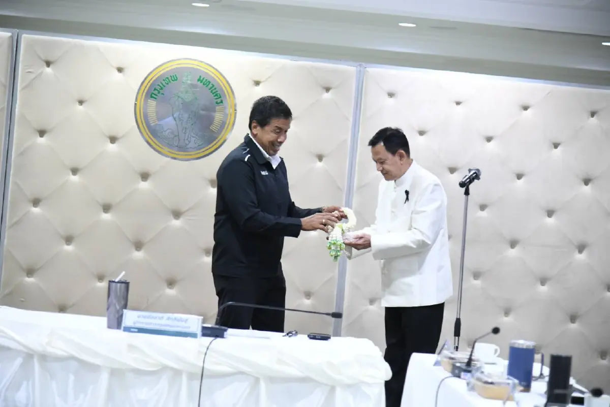 ผู้บริหาร กทม.แสดงมุทิตาจิต รดน้ำขอพร 'ชัชชาติ' สงกรานต์ 69