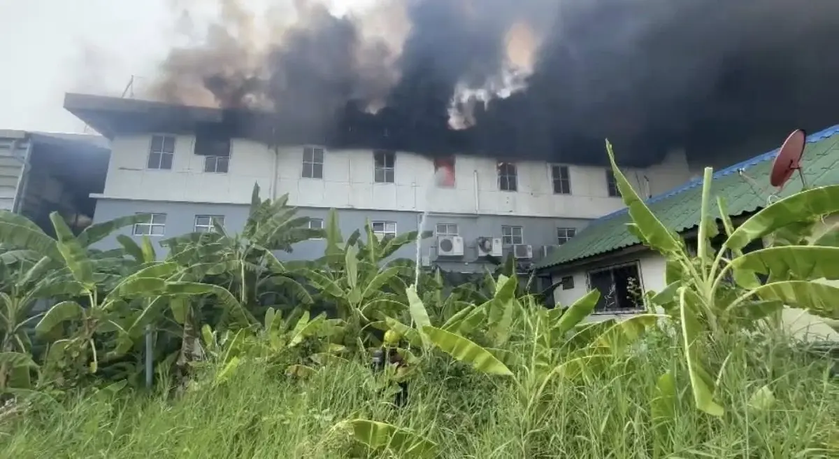 ไฟไหม้โกดังเก็บสินค้า รามอินทรา 107 เร่งคุมเพลิง ยันไร้ผู้บาดเจ็บ