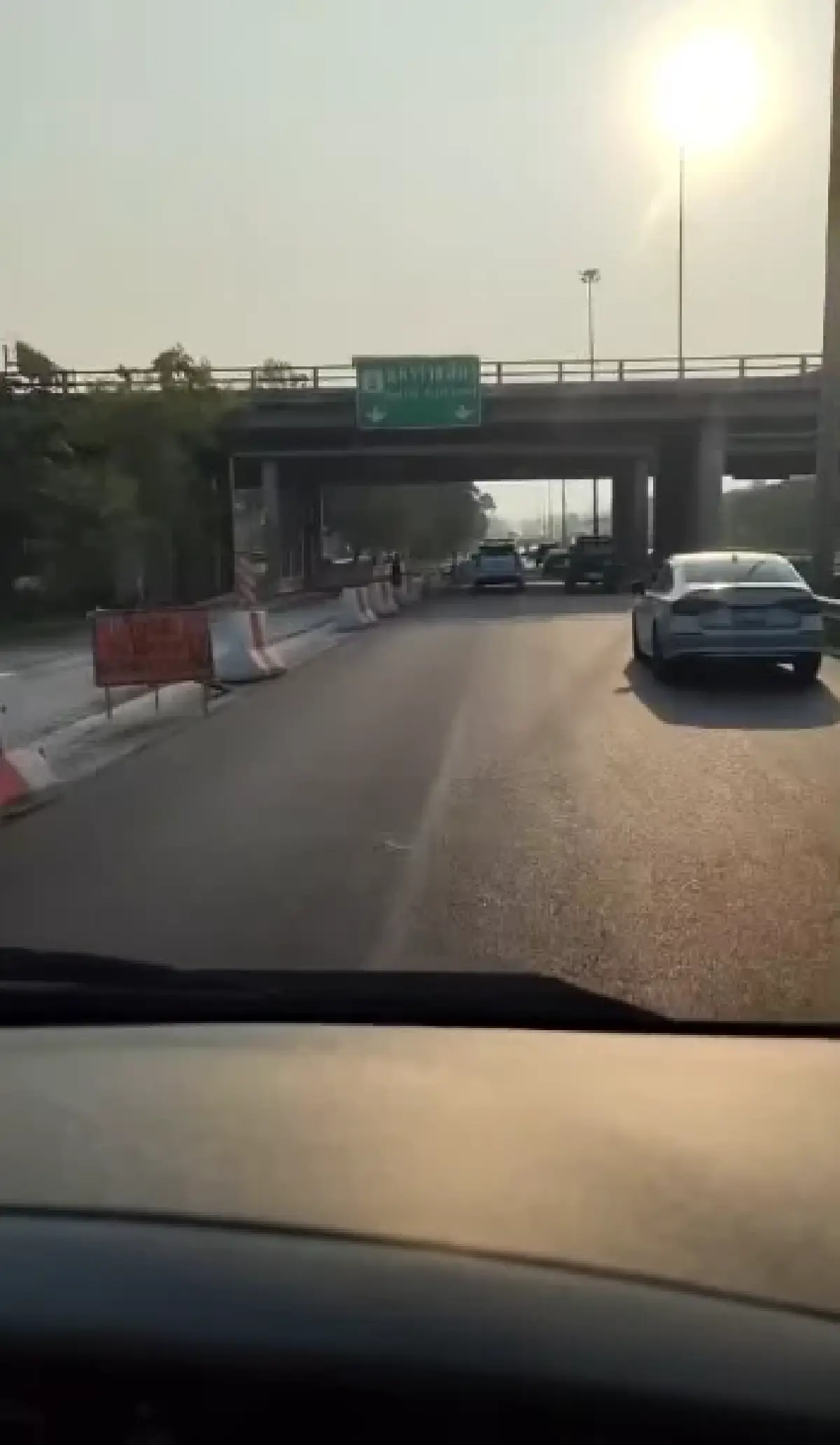 เลี่ยง ปิดถนนมิตรภาพ ขาออก กทม. เทปูนหน้าโลตัสปากช่อง วิ่งได้ 2 เลน