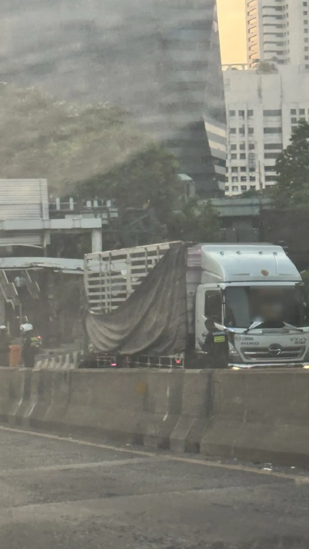 เอาอีกแล้ว รถบรรทุกติดที่กั้นความสูง สะพานข้ามแยกพญาไท รถติดมาก