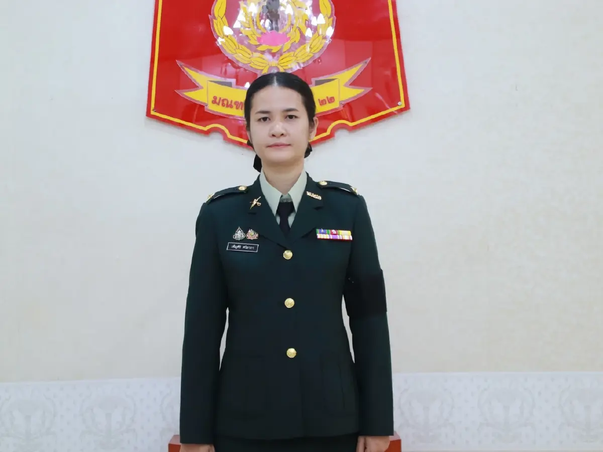 ติดยศ น.ส.เพ็ญศิริ ศรีลาภา เป็น ร.ต. ย้ำกองทัพ 'ไม่ทิ้งใครไว้ข้างหลัง'