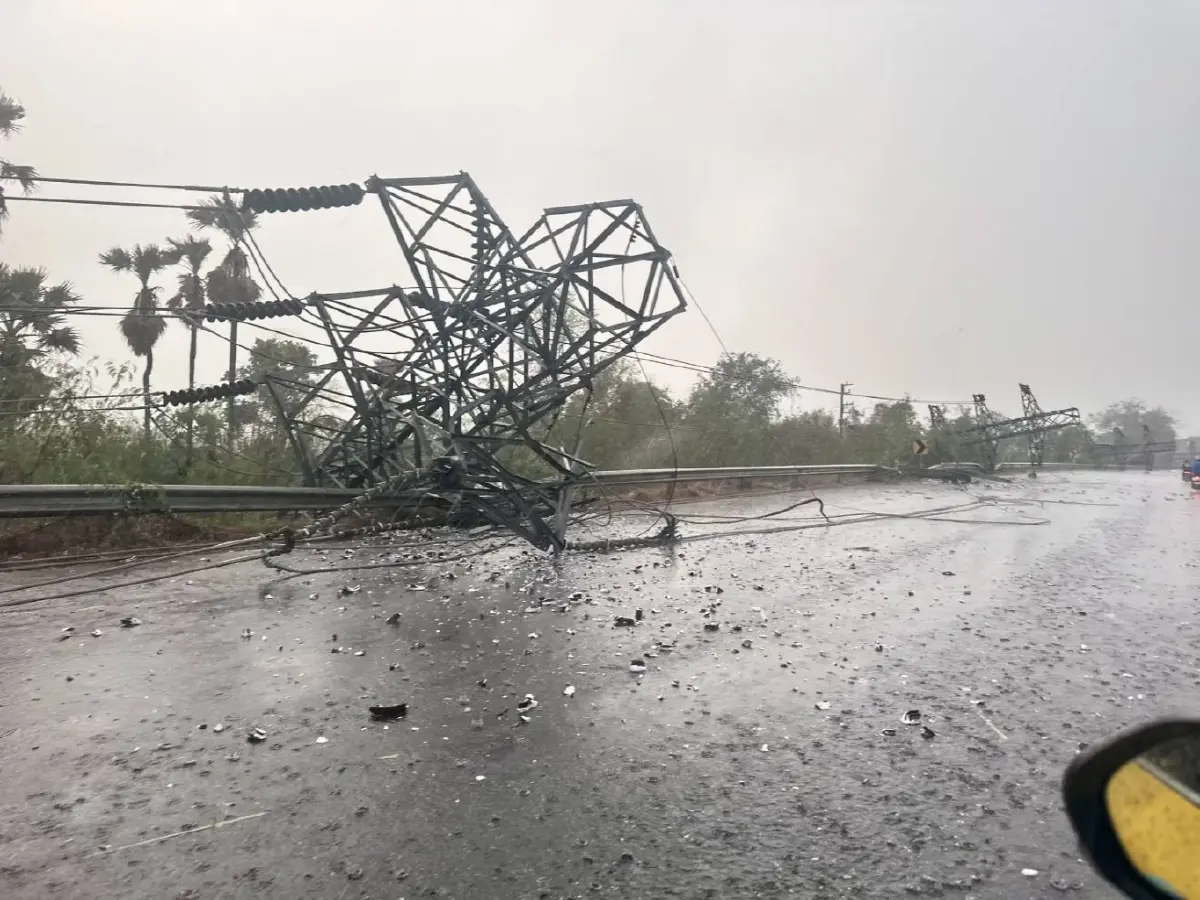 พายุฤดูร้อนถล่ม ลมกระโชกแรง 'เสาไฟฟ้าแรงสูง' ล้ม 8 ต้น ขวางถนนกบินทร์บุรี