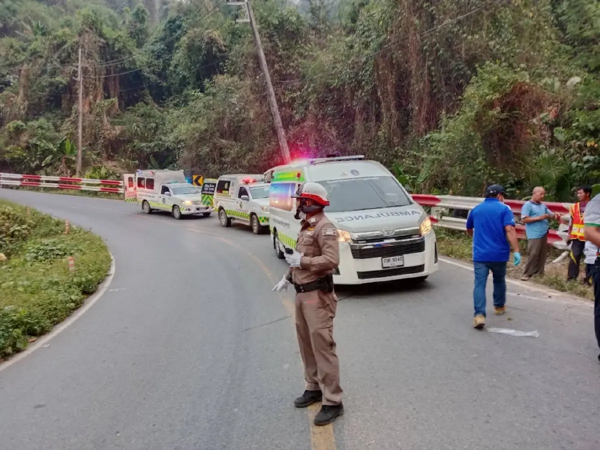 สลดตาย 9 ศพ กระบะแหกโค้งห้วยเย็น จ.น่าน พลิกคว่ำเทกระจาด