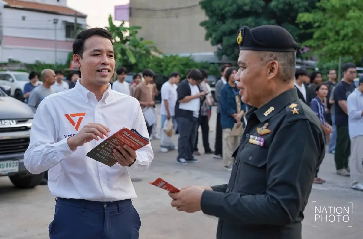 'วิโรจน์' บุกสังเกตการณ์ เกณฑ์ทหาร แจกใบปลิว ปลุกพลทหาร แจ้งเหตุ