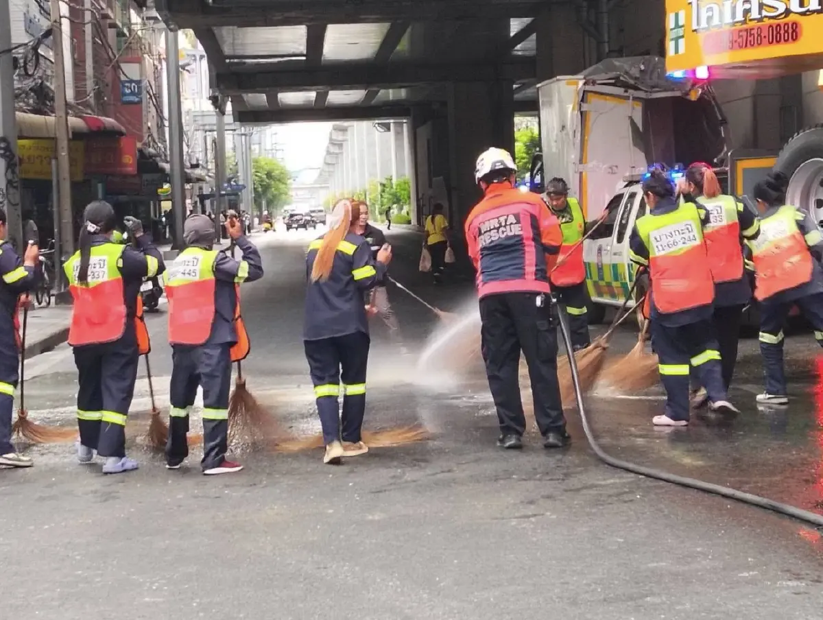 เลี่ยงด่วน รถติดมาก รถบรรทุกกับรถเครน ชนกัน กลางแยกลาดพร้าว 101