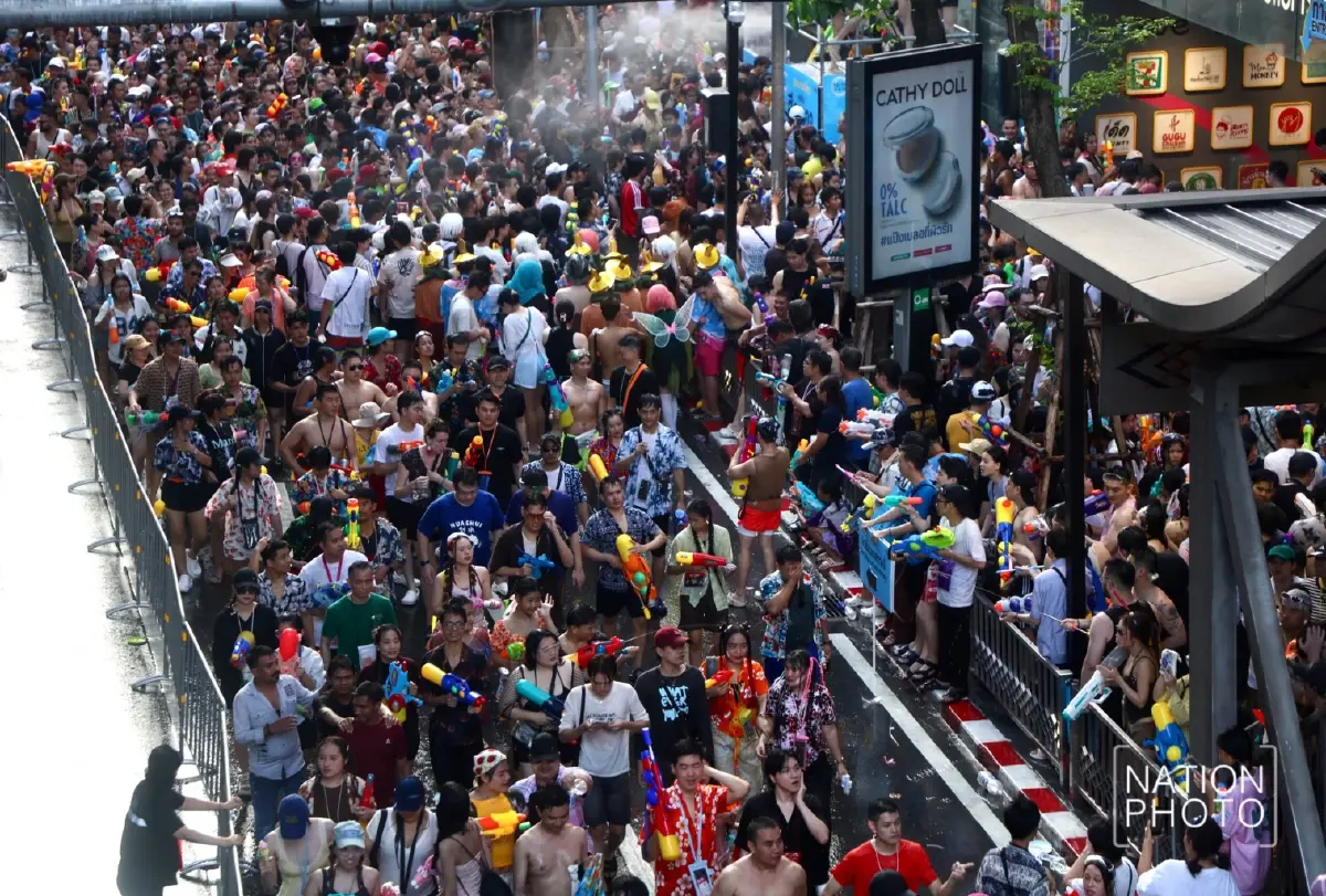 ประมวลภาพ สงกรานต์สีลม 2569 วันสุดท้าย คนไทย-ต่างชาติแห่เล่นน้ำทะลุ 2 แสนคน