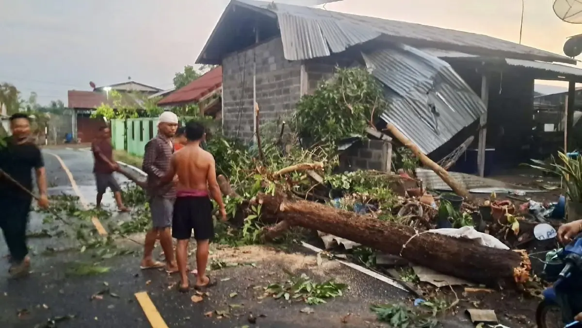 พายุฤดูร้อนถล่ม บ้านเรือนเสียหาย 50 หลัง เร่งสำรวจช่วยเหลือด่วน