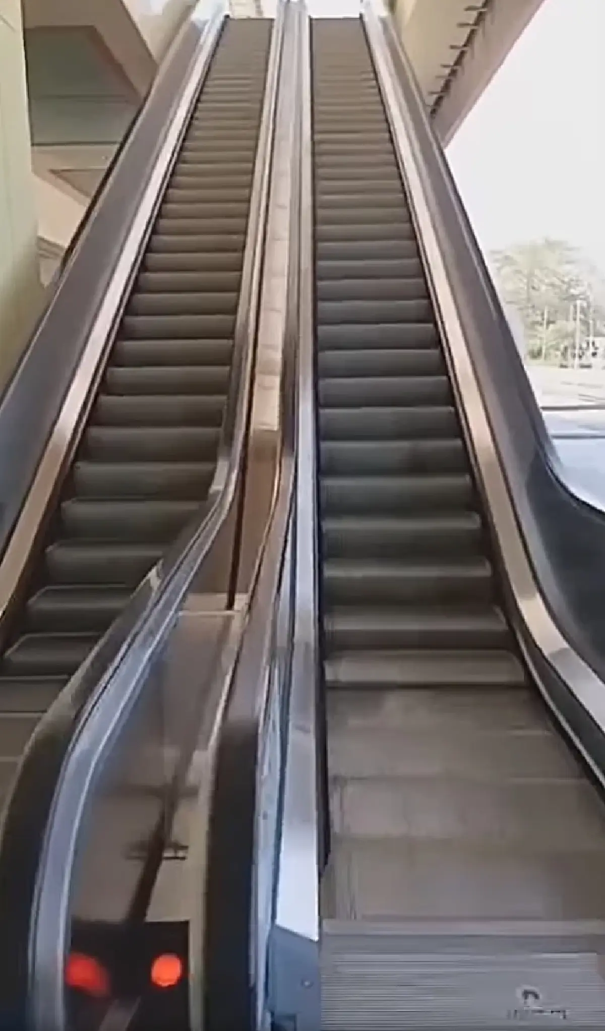 ใช้งานได้แล้ว ลิฟต์-บันไดเลื่อน สถานีรถไฟหัวหิน หลังผู้โดยสารโวยไม่ได้รับความสะดวก