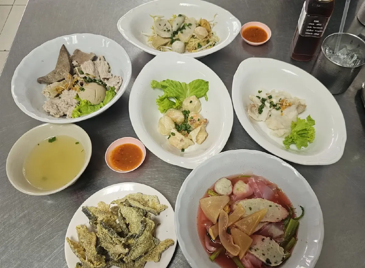 ‘5 ร้านก๋วยเตี๋ยวลูกชิ้นปลา’ อร่อยในดวงใจหมูหวานชวนชิม