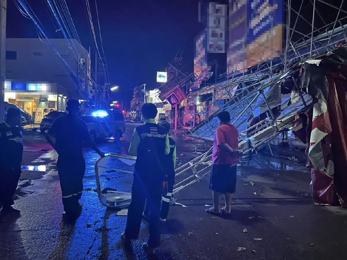 พายุฤดูร้อน พัดเข้าอีสาน ถล่มหนองกี่ ป้ายใหญ่ ทับถนนสี่แยก