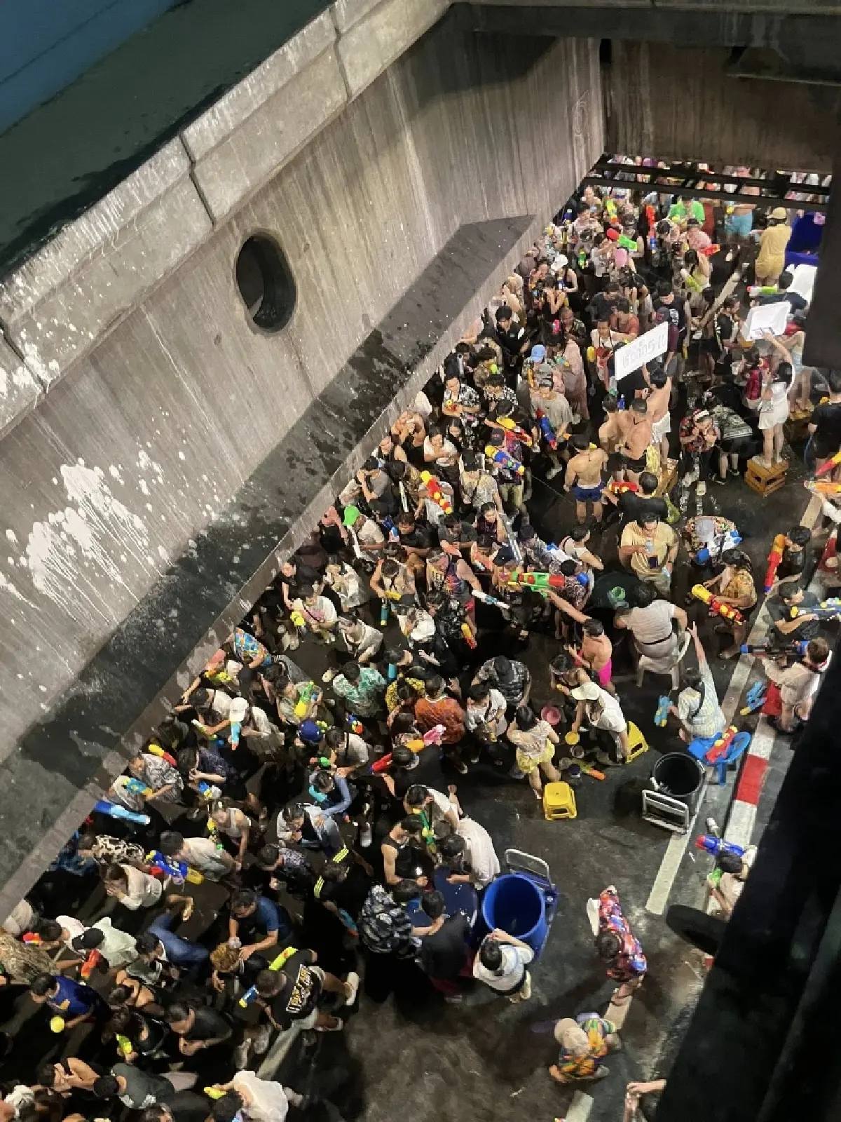 สีลมแตก! คนทะลุ 2 แสนคน ปิดทางลง BTS ศาลาแดง ระบายคลื่นมหาชน