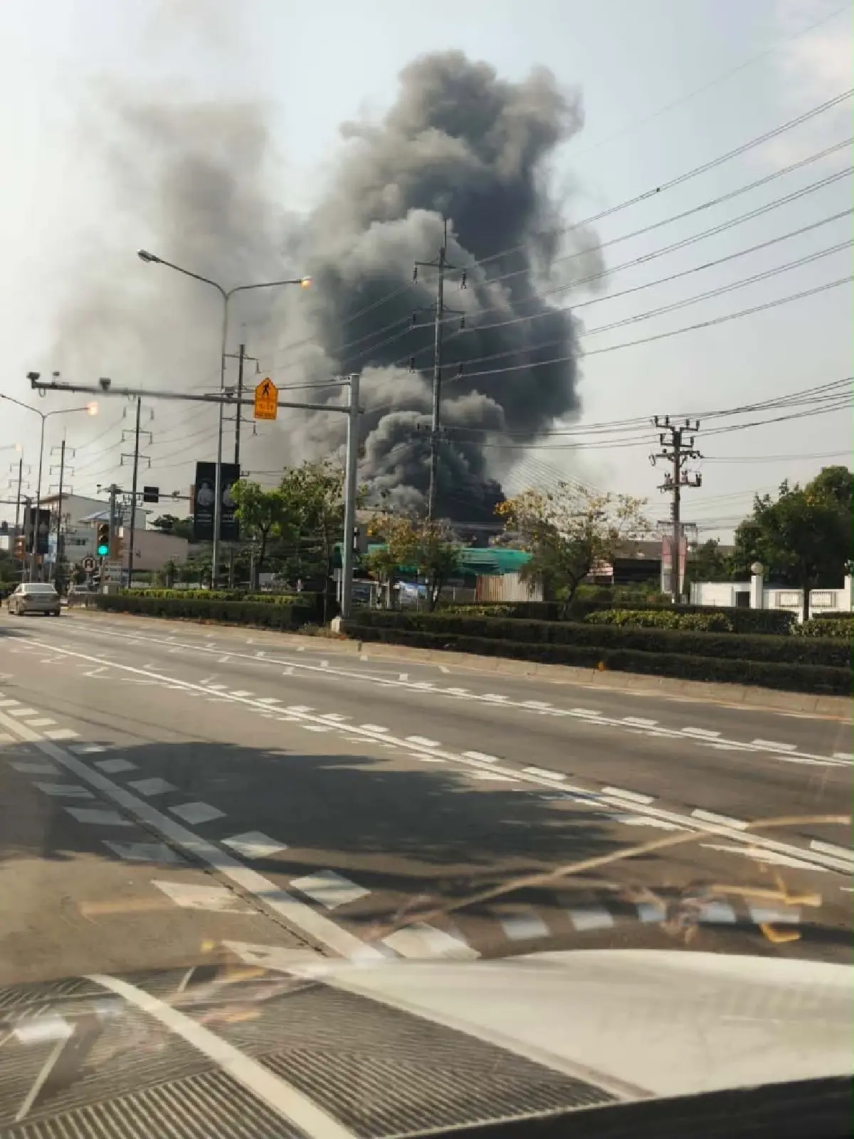 ไฟไหม้โรงงาน ซอยสุขสวัสดิ์ 51 ควันดำคลุ้งสะพานภูมิพล แนะเลี่ยงเส้นทาง