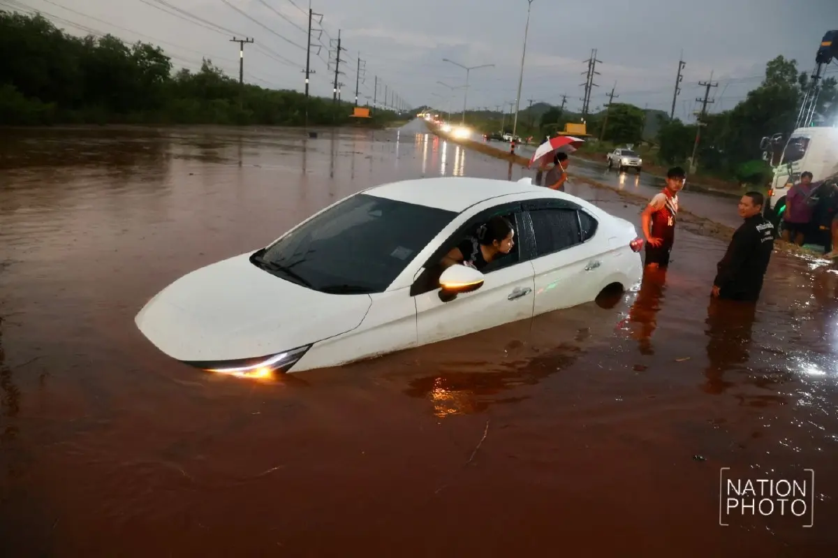 พายุถล่มไทรโยค น้ำป่าทะลักท่วมถนน 323 รถจมกลางกระแสน้ำ จราจรติดขัด