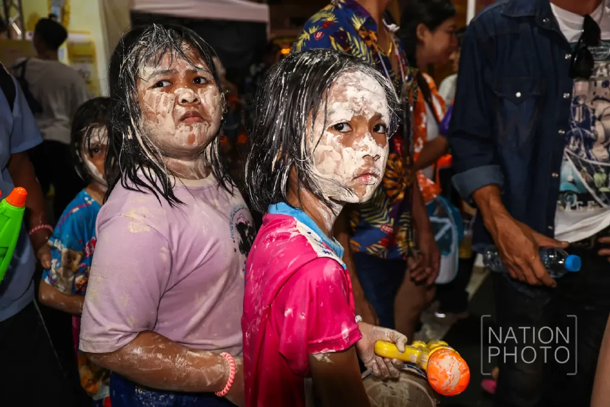 ม่วนกุ๊บ สงกรานต์ถนนข้าวเหนียว 2569 แห่เล่นน้ำ คลื่นมนุษย์ คึกคัก