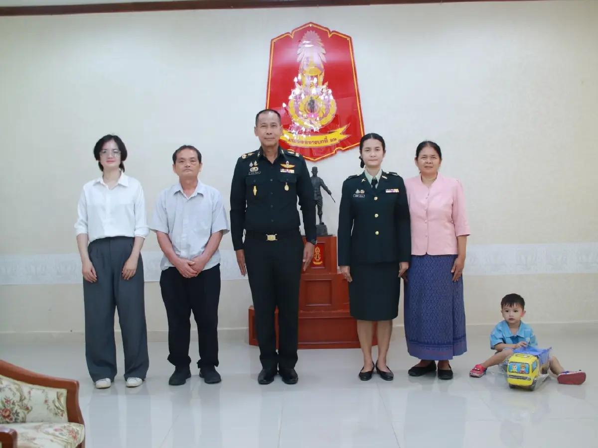 ติดยศ น.ส.เพ็ญศิริ ศรีลาภา เป็น ร.ต. ย้ำกองทัพ 'ไม่ทิ้งใครไว้ข้างหลัง'