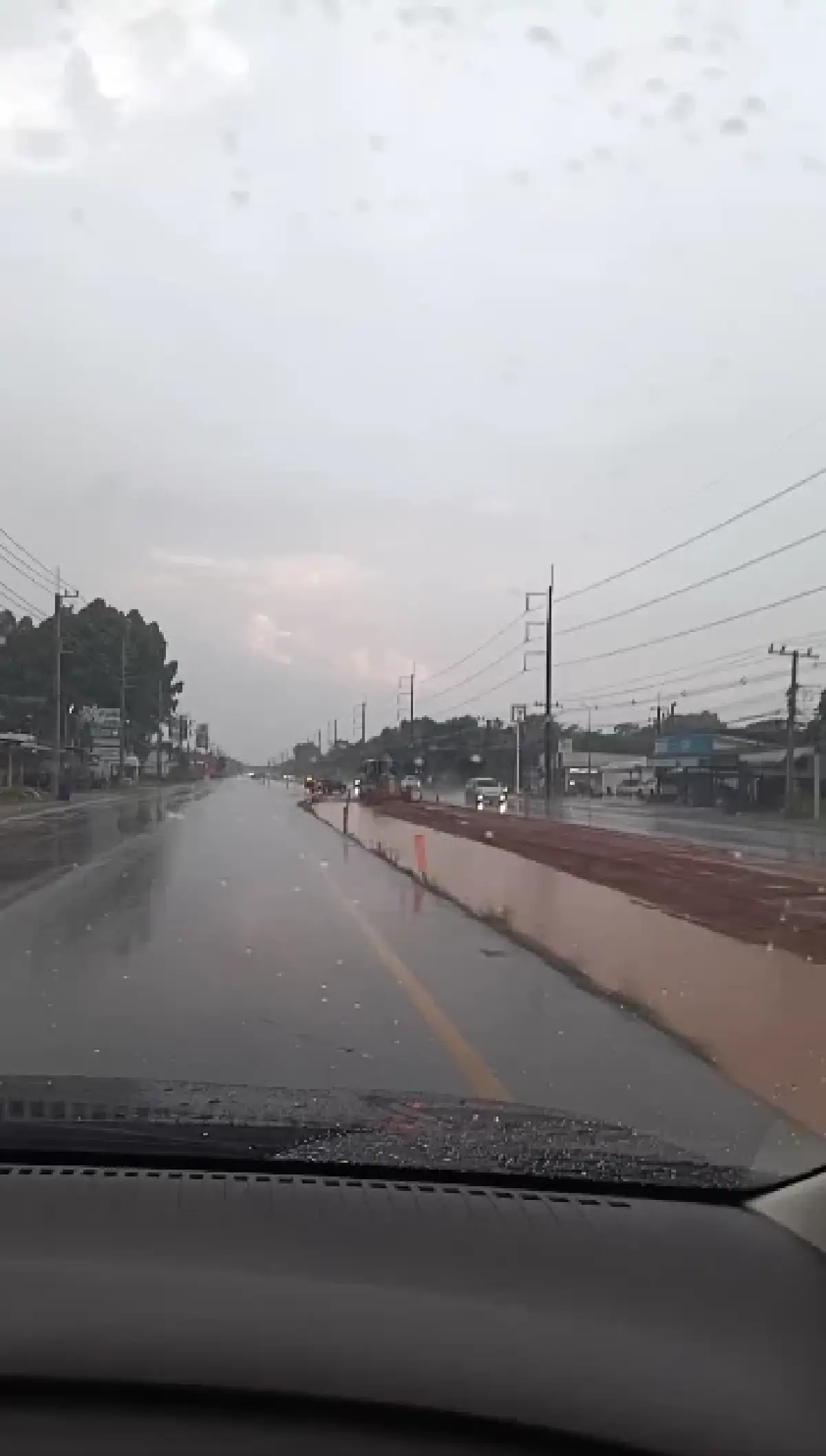 ฝนตกหนักระยอง ถนนสุขุมวิท น้ำท่วมขัง อุตุ เตือนพายุฤดูร้อนวันนี้