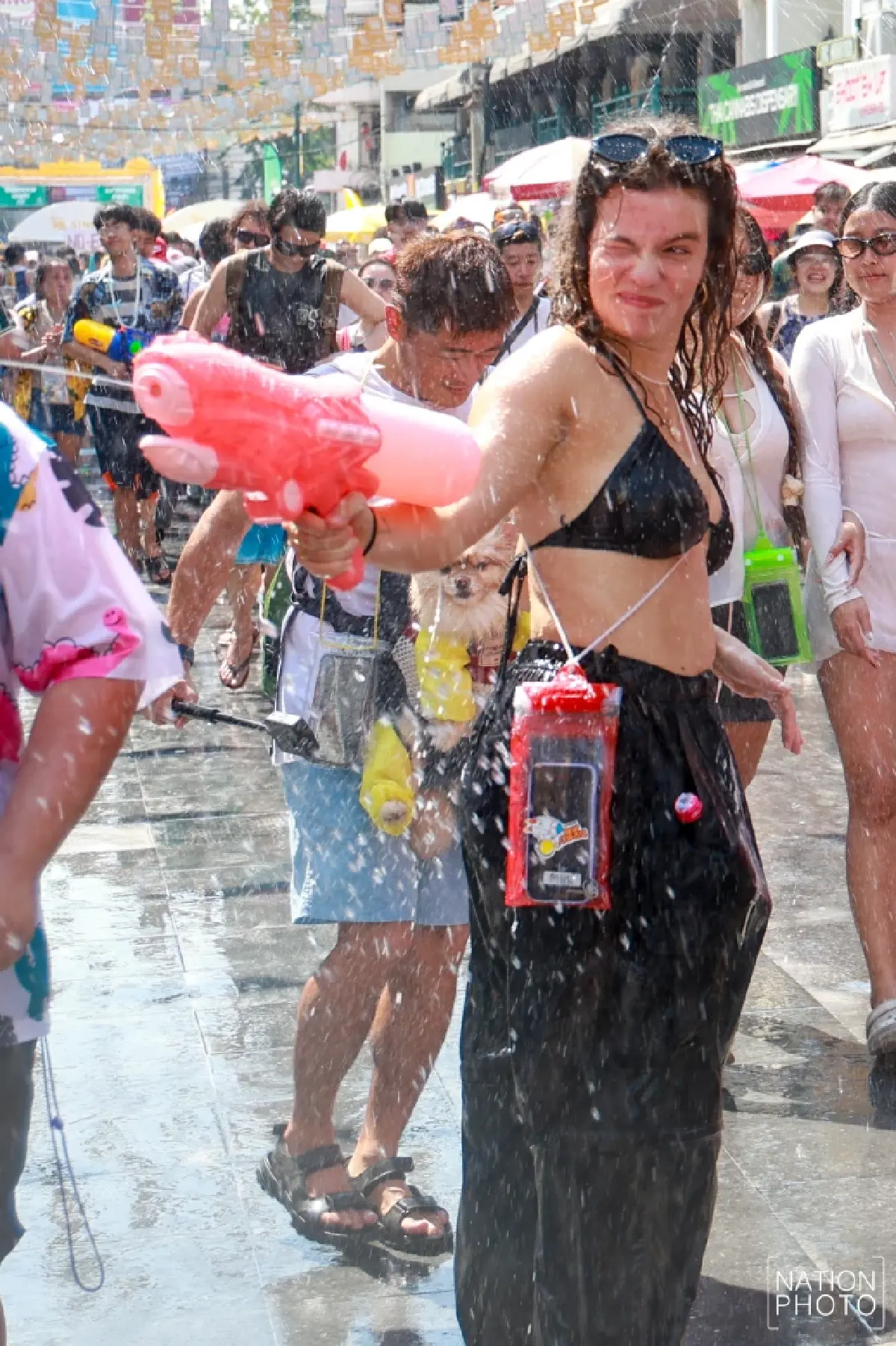 คึกคัก 'สงกรานต์ข้าวสาร' วันสุดท้าย นักท่องเที่ยวแห่เล่นน้ำแน่น