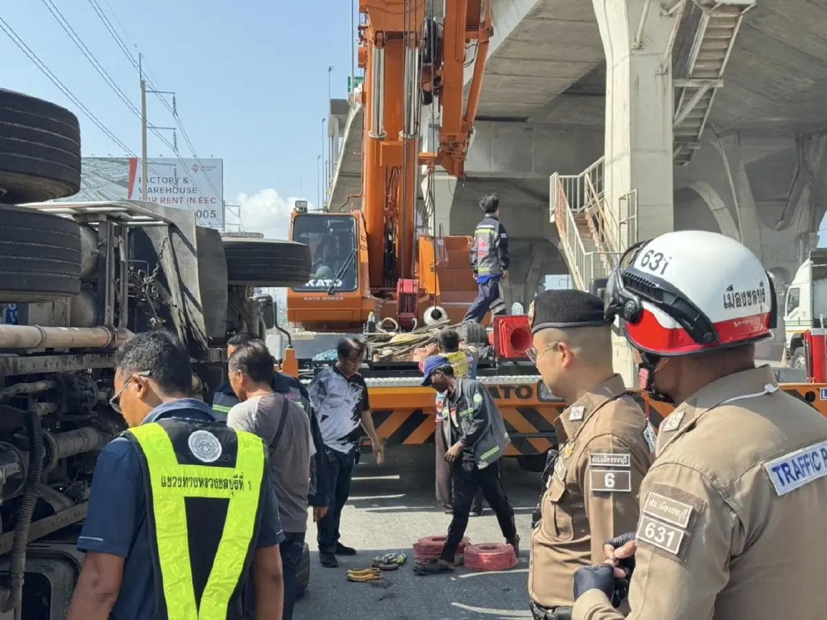 รถติดมาก ถนนบางนา-ตราด ขาออก รถยางแตก เทกระจาดขวางถนน พิกัด กม.53