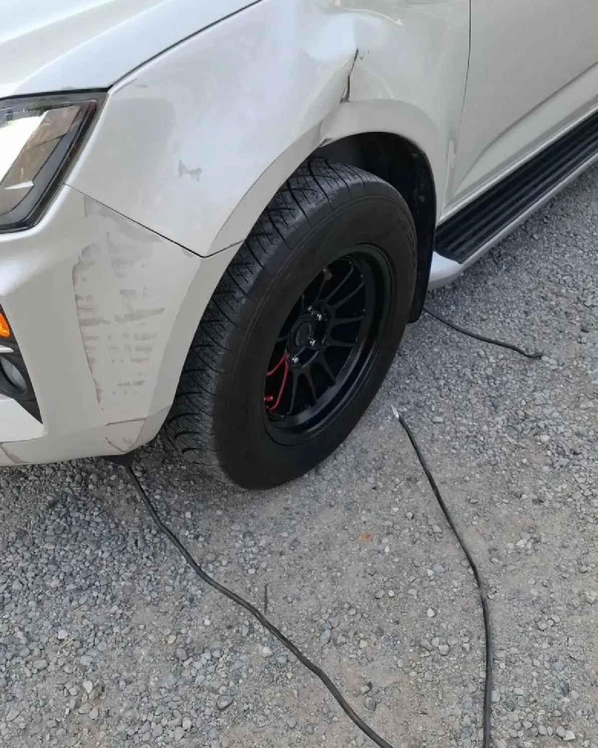 สายไฟ M6 ร่วงฟาดกระบะตู้ทึบ ตกข้างทาง พังยับ ลำตะคองรถติดหนึบ