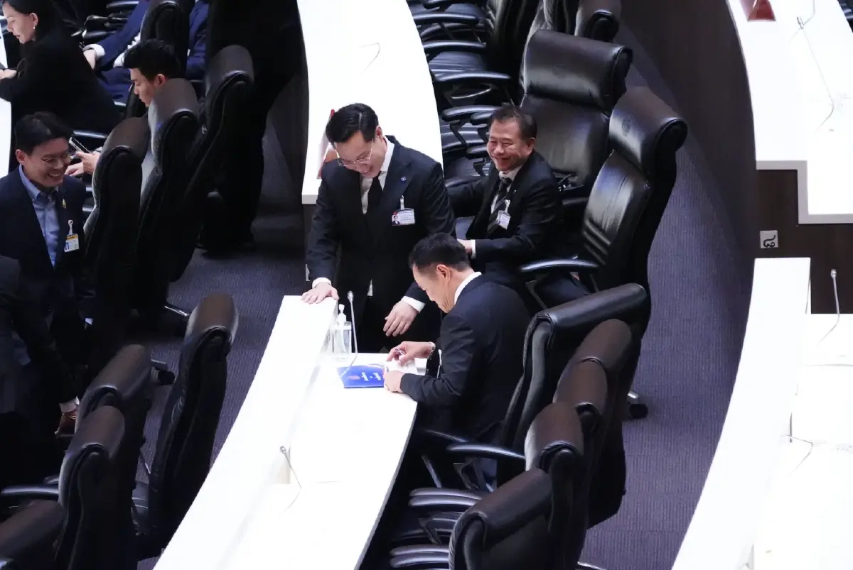 'สส.-สว.' เข้าคิวขอลายเซ็น 'อนุทิน' บนเล่มคำแถลงนโยบายรัฐบาล