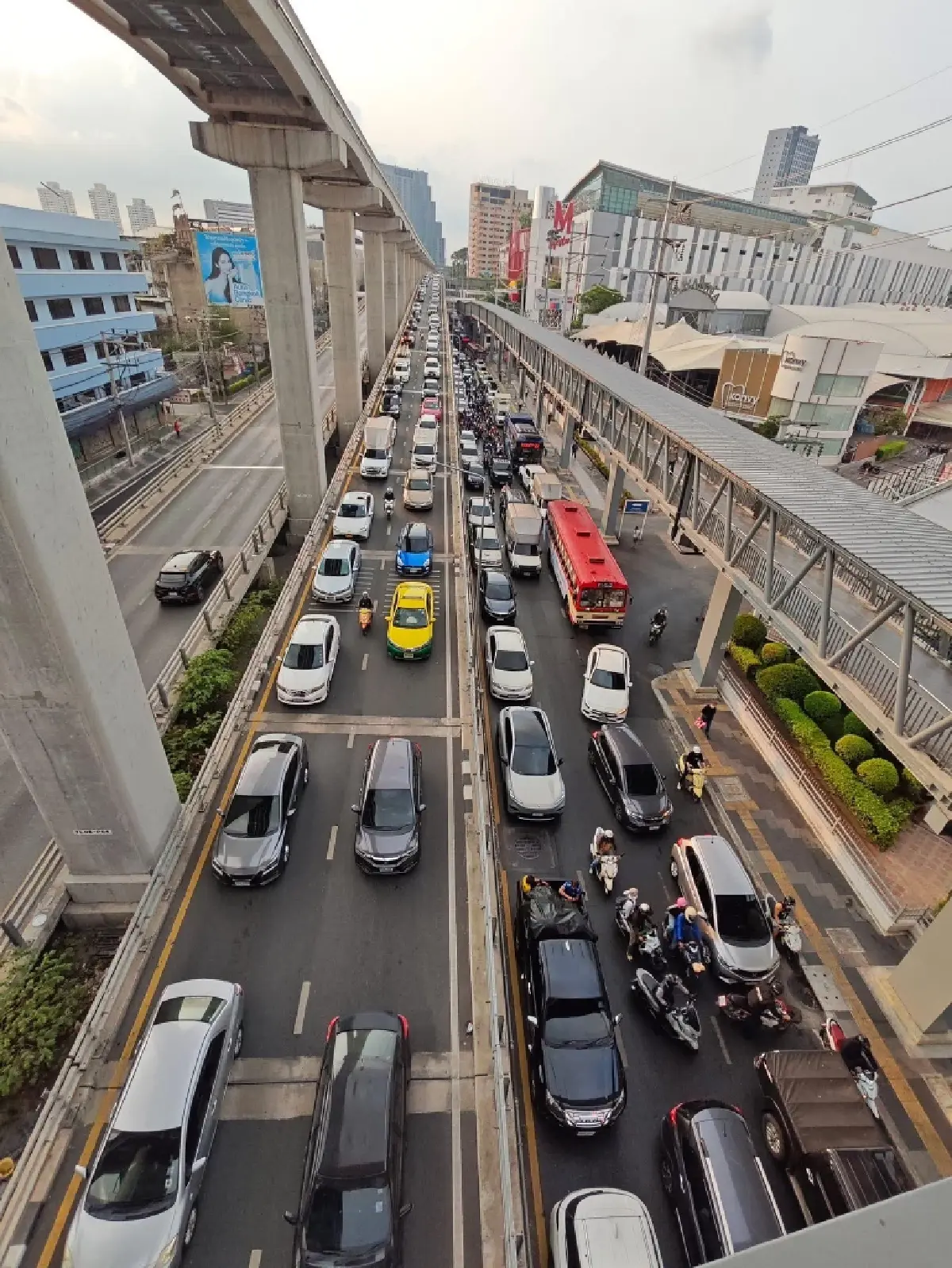 เลี่ยงด่วน รถติดมาก รถบรรทุกกับรถเครน ชนกัน กลางแยกลาดพร้าว 101