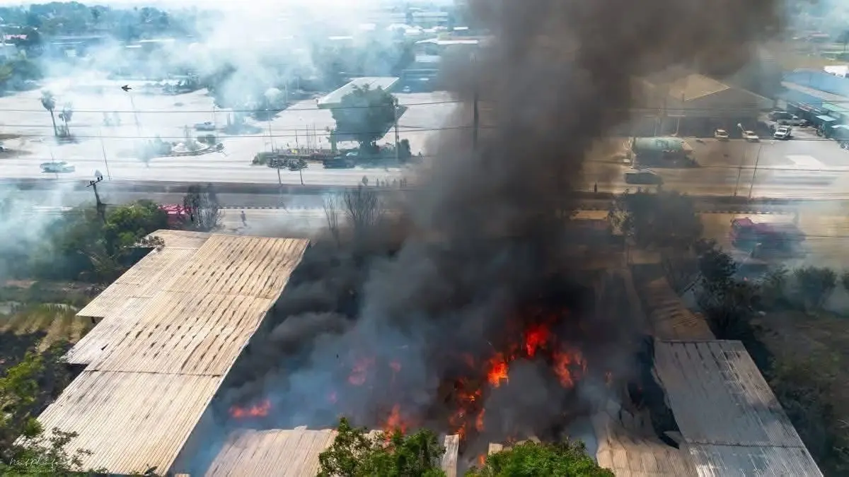 ไฟไหม้โกดังเฟอร์นิเจอร์ ศรีประจันต์ วอด 3 ล้าน ระดมรถน้ำสกัดเพลิง