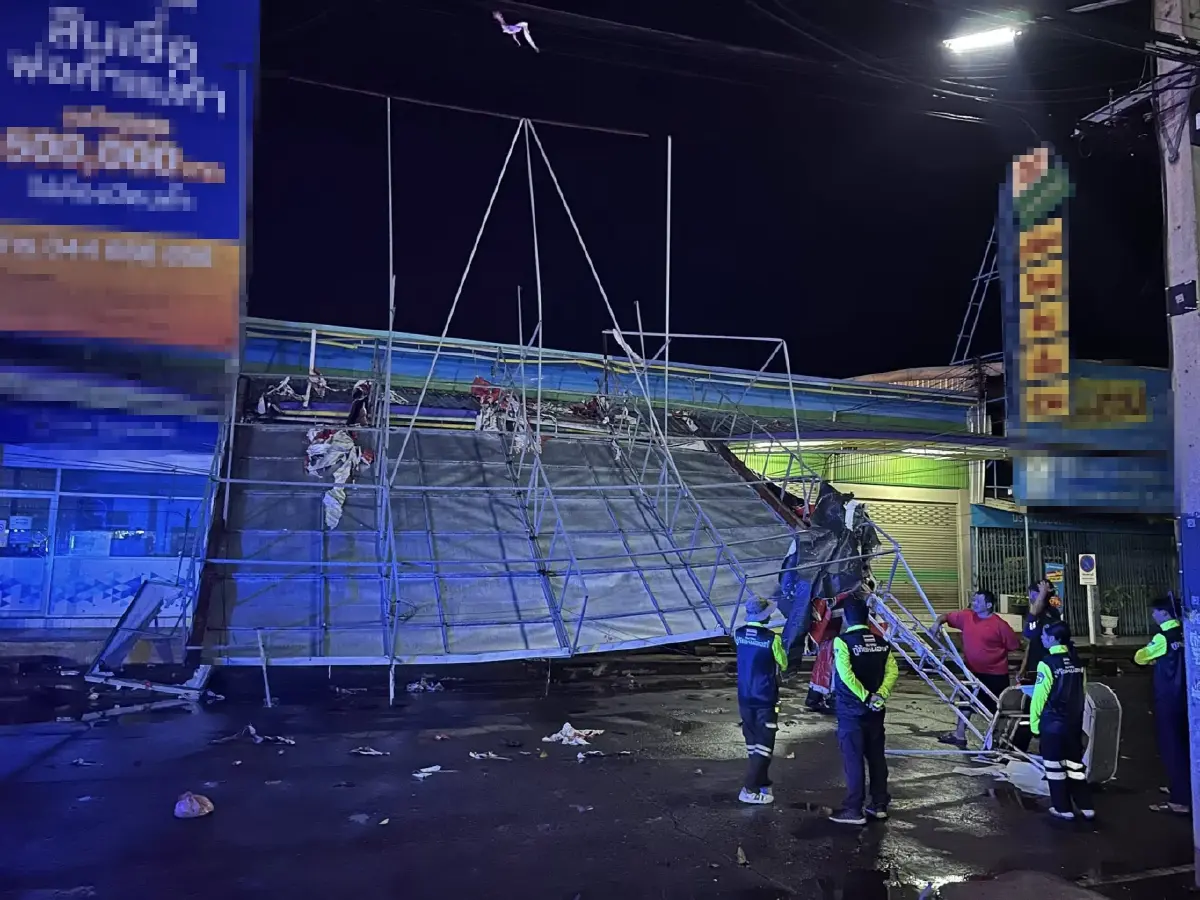 พายุฤดูร้อน พัดเข้าอีสาน ถล่มหนองกี่ ป้ายใหญ่ ทับถนนสี่แยก