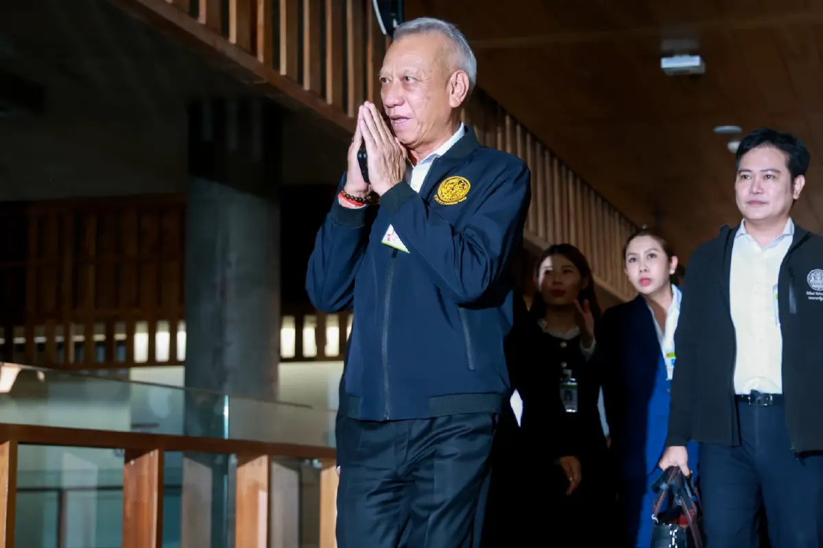 สกัด'น้ำมันการเมือง'ลามรัฐบาล  ลดเงื่อนไขรุกไล่ ปมครหา'ทุนพลังงาน'