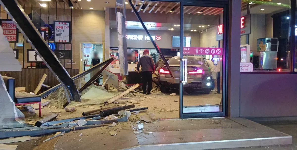 ระทึก รถเก๋งพุ่งชนร้านไก่ทอด KFC มีผู้บาดเจ็บหลายราย จนท.เร่งช่วยเหลือ