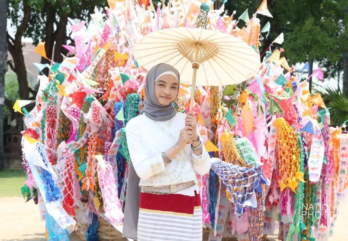 ควันหลงสงกรานต์ แห่แต่งชุดล้านนาถ่ายรูป 'วัดต้นเกว๋น' เชียงใหม่ ตามรอยละครดัง