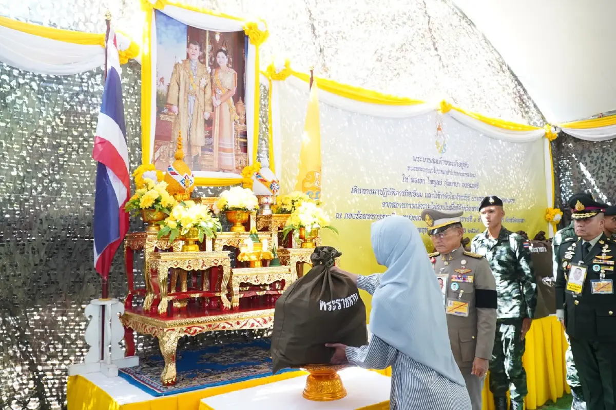 โปรดเกล้าฯ พระราชทานสิ่งของแก่ จนท. - ผู้ได้รับผลกระทบความไม่สงบ