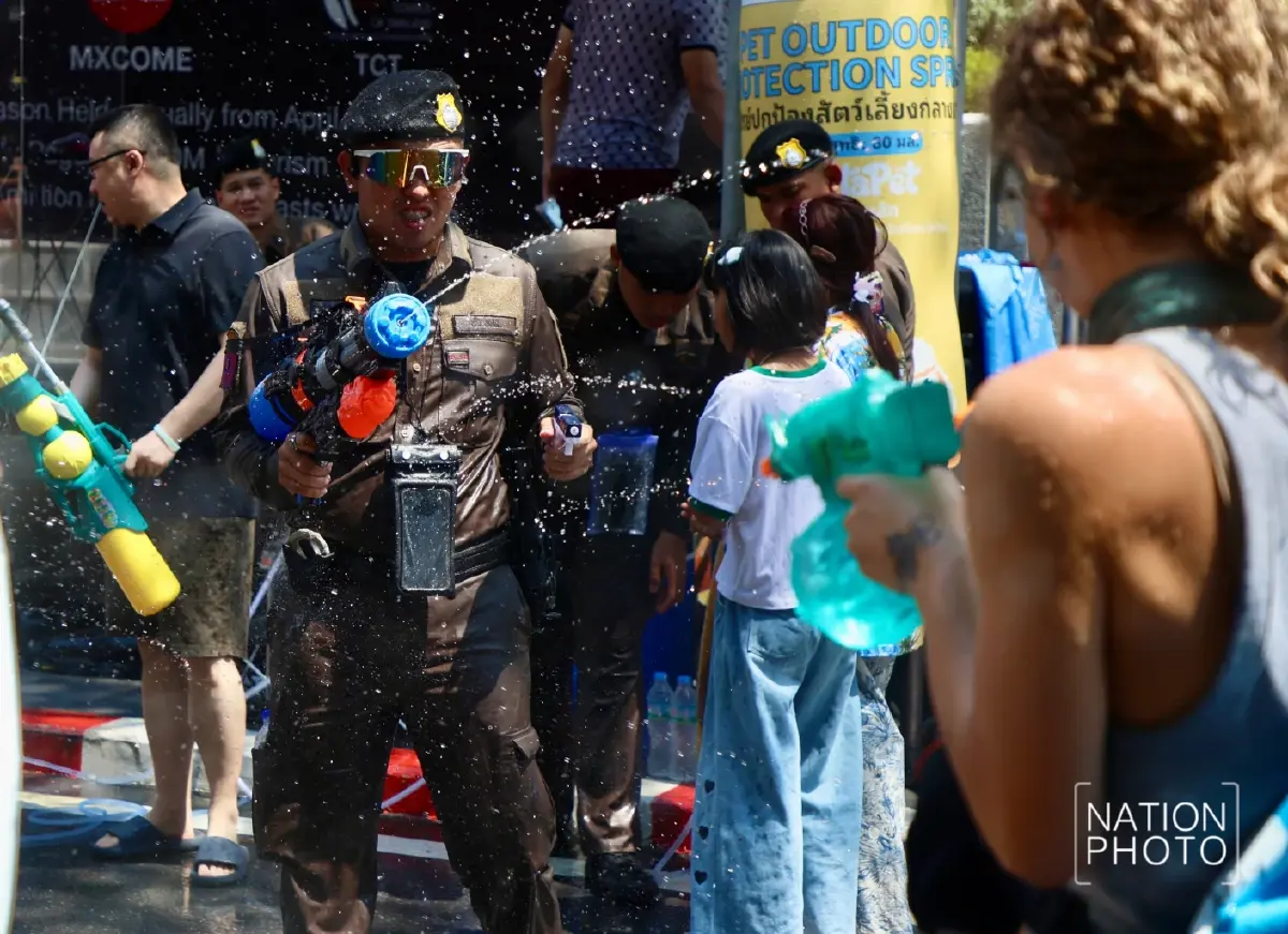 สีลมแตก แห่ห่มสไบเล่นน้ำสงกรานต์ 69 คึกคัก รับขบวน Wet Parade สุดอลังการ