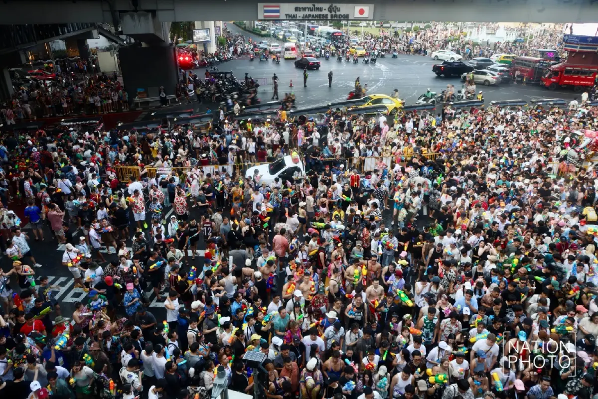 ประมวลภาพ สงกรานต์สีลม 2569 วันสุดท้าย คนไทย-ต่างชาติแห่เล่นน้ำทะลุ 2 แสนคน