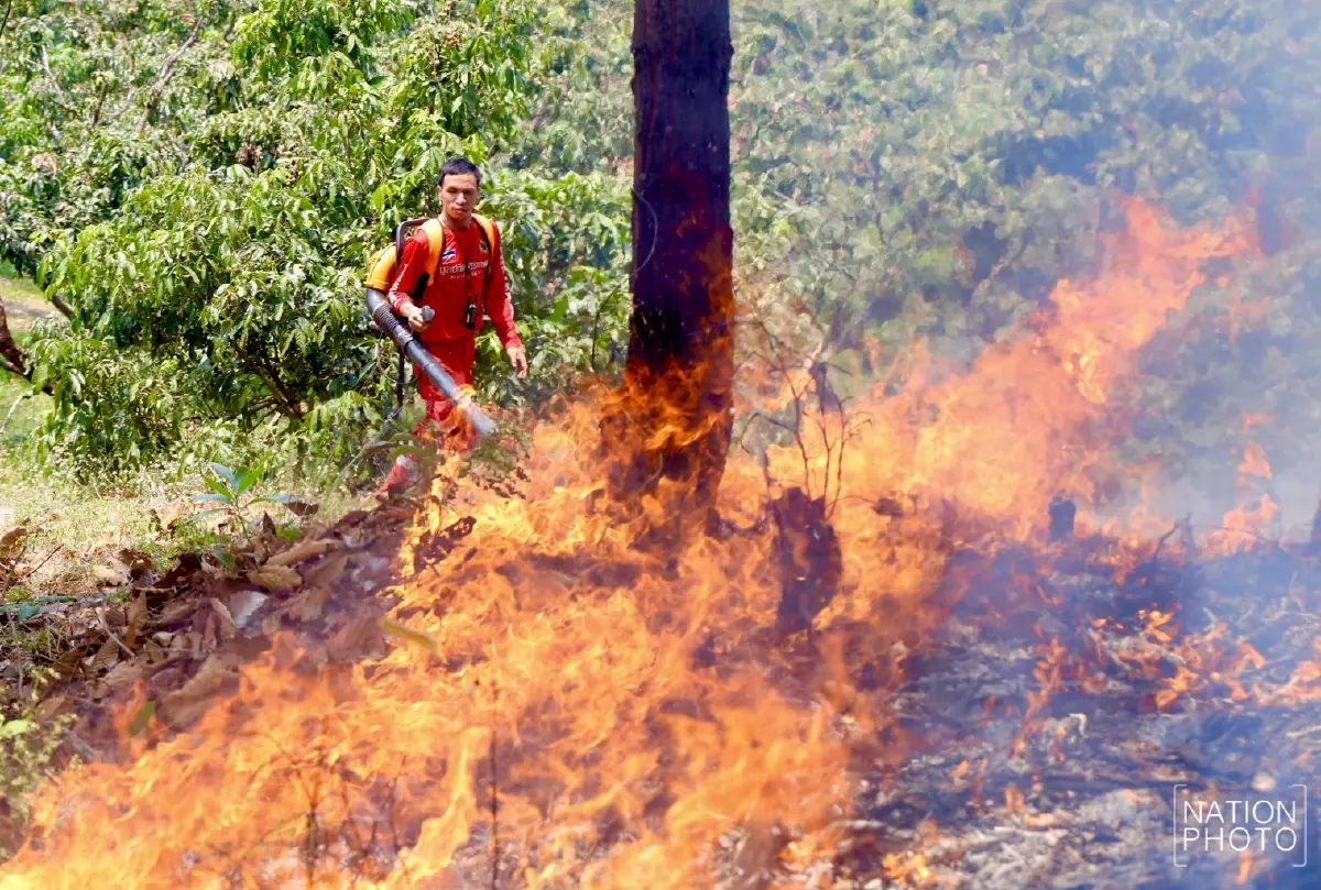 บีบหัวใจ พระครูอ๊อด นำทีมจิตอาสา ลุยดับไฟป่าแม่ทา จ.ลำพูน