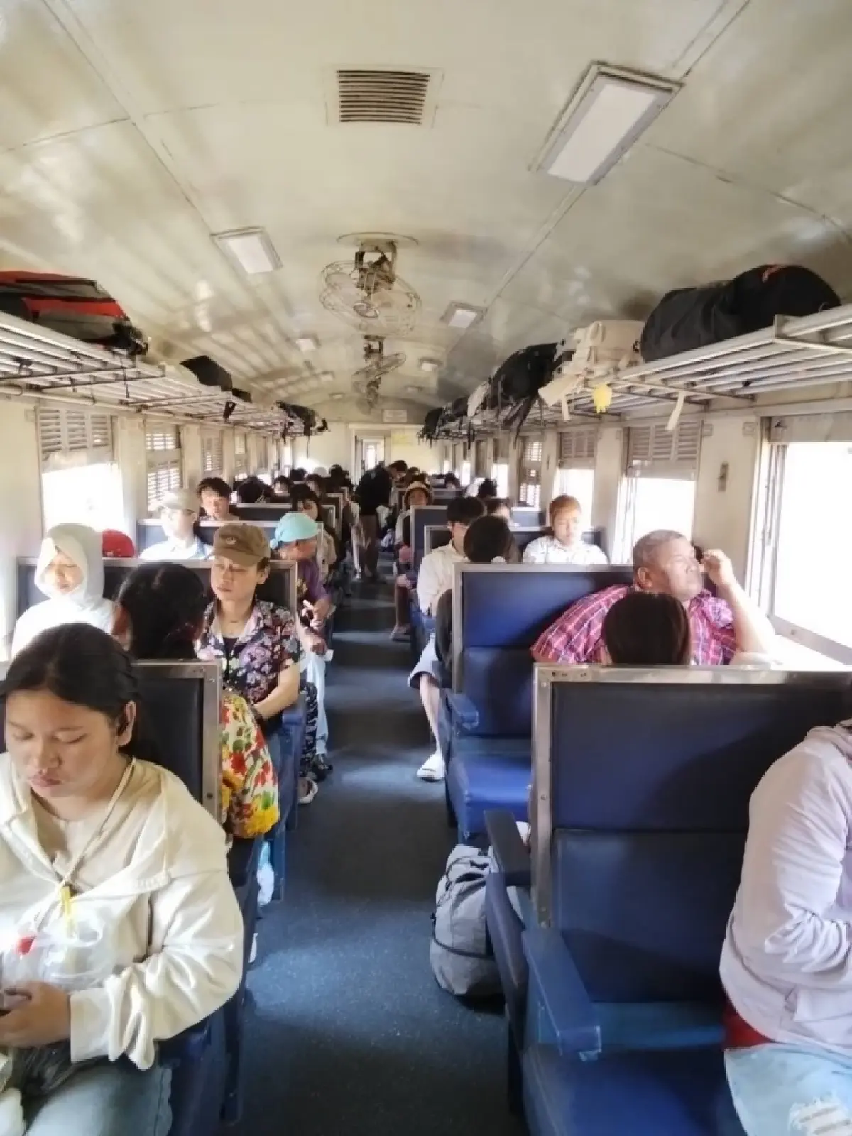 คนทยอยกลับกรุง รฟท. คาดวันนี้ผู้โดยสารพุ่ง 1 แสนคน เสริมรถไฟอีก 4 ขบวน