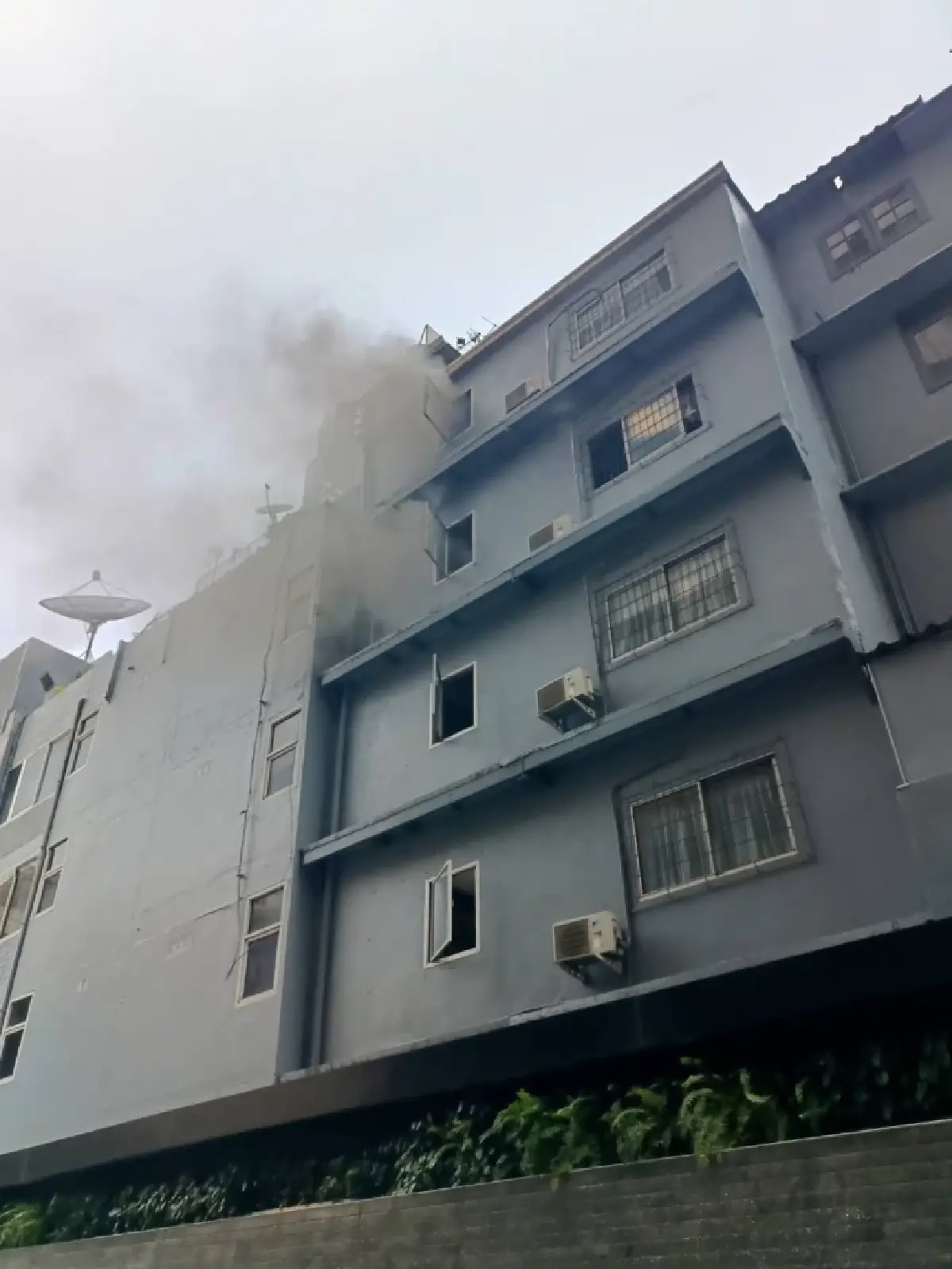 ระทึกกลางกรุง ไฟไหม้อาคารสูง สุขุมวิท 7/1 เร่งดับไฟไม่ให้ลุกลาม