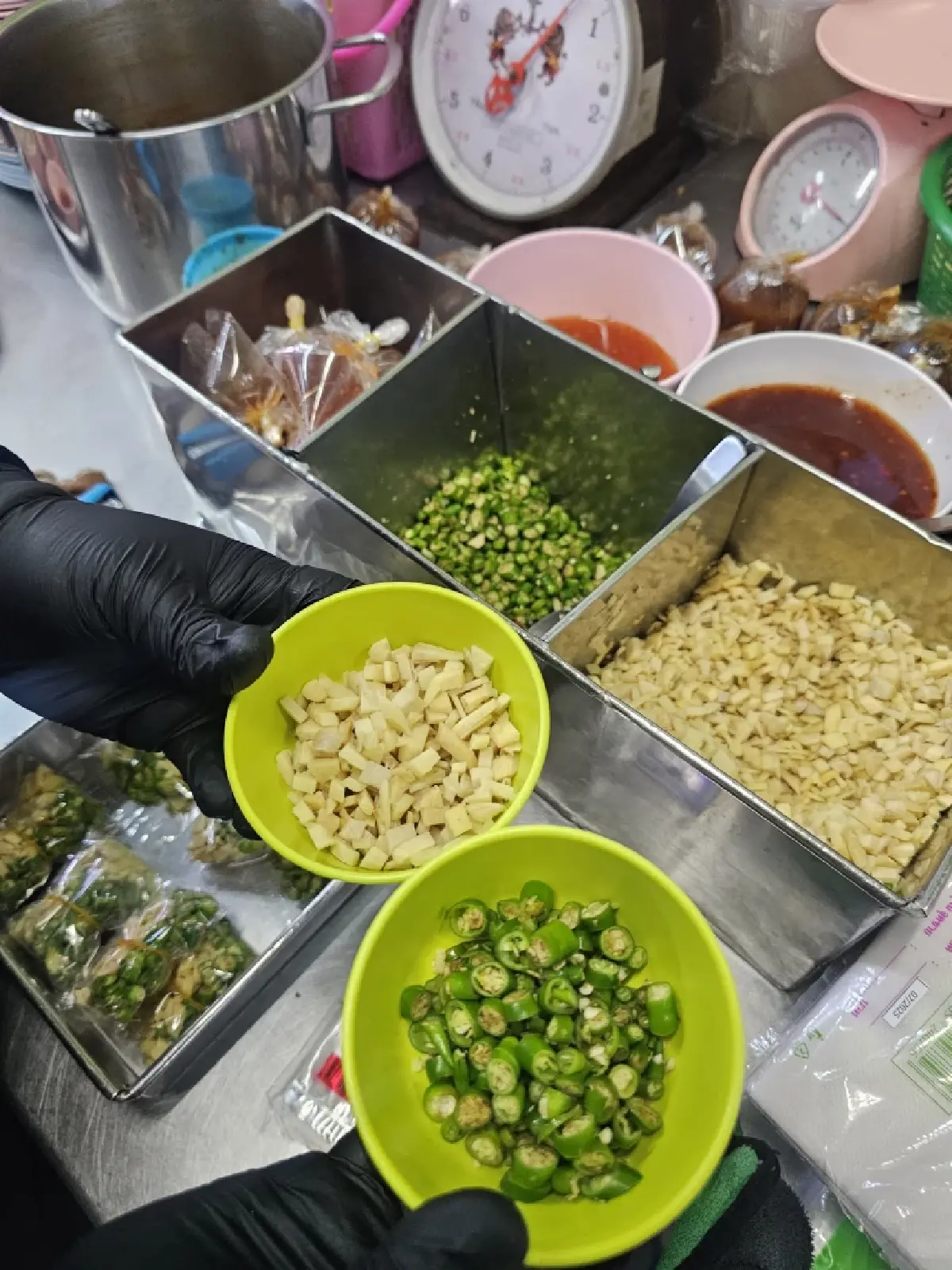 ‘มงคลวัฒนาข้าวมันไก่’  เจ้าเก่าสะพานควาย ไก่นุ่ม น้ำจิ้มรสเด็ด