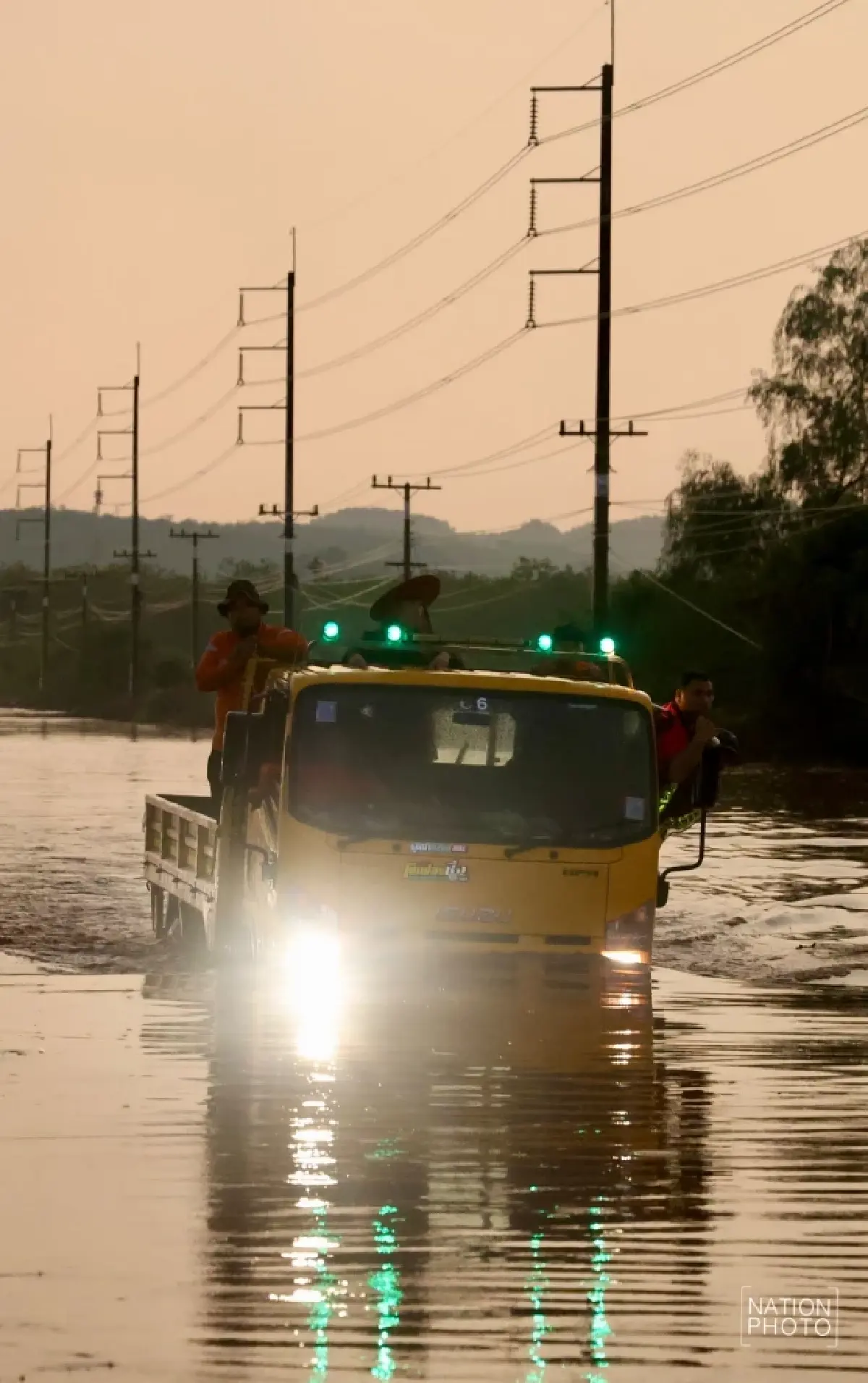 พายุถล่มไทรโยค น้ำป่าทะลักท่วมถนน 323 รถจมกลางกระแสน้ำ จราจรติดขัด